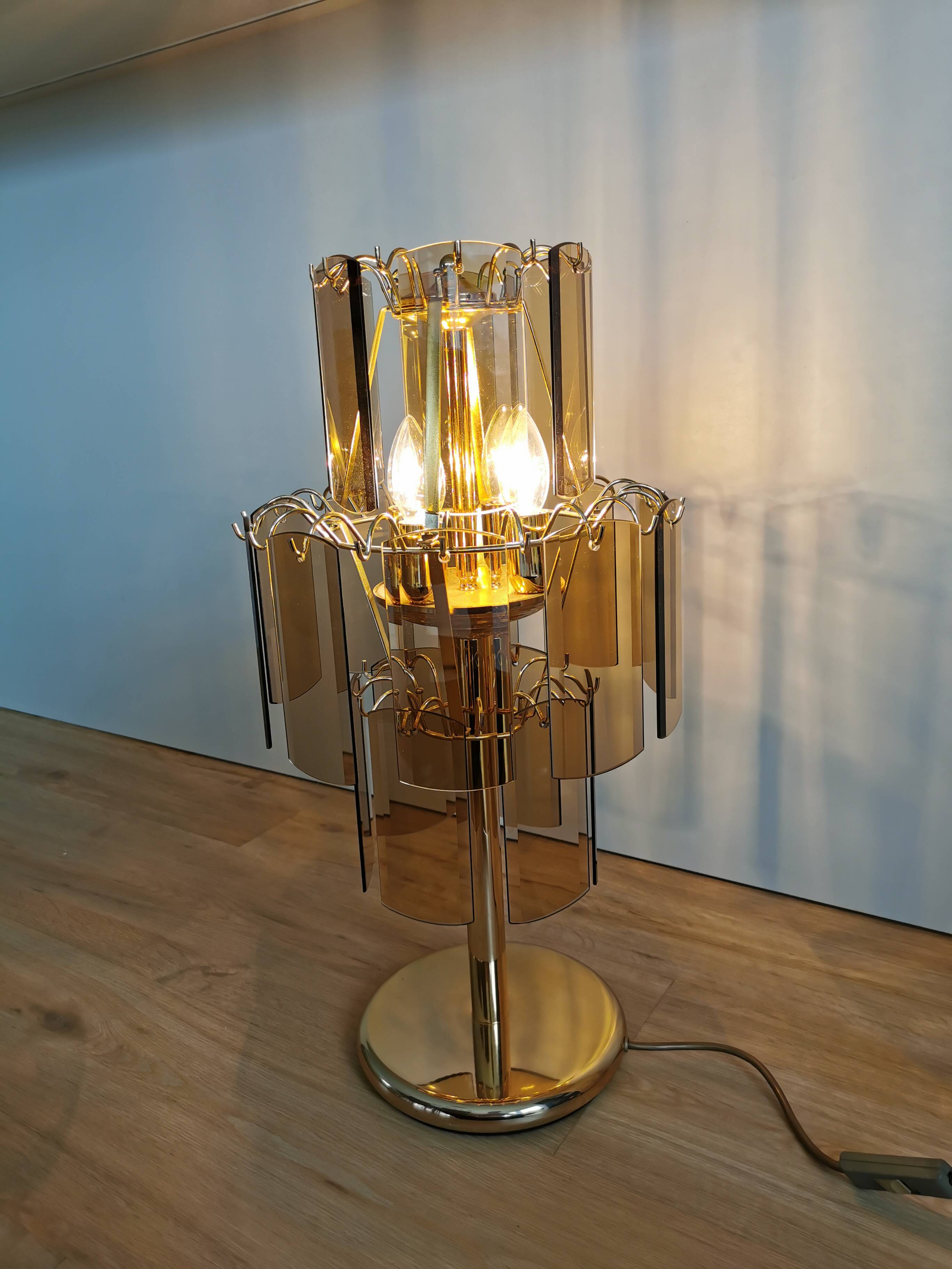 Lampe de bureau vintage en verre fumé : EGLO Leuchten, table dorée autrichienne des années 1980