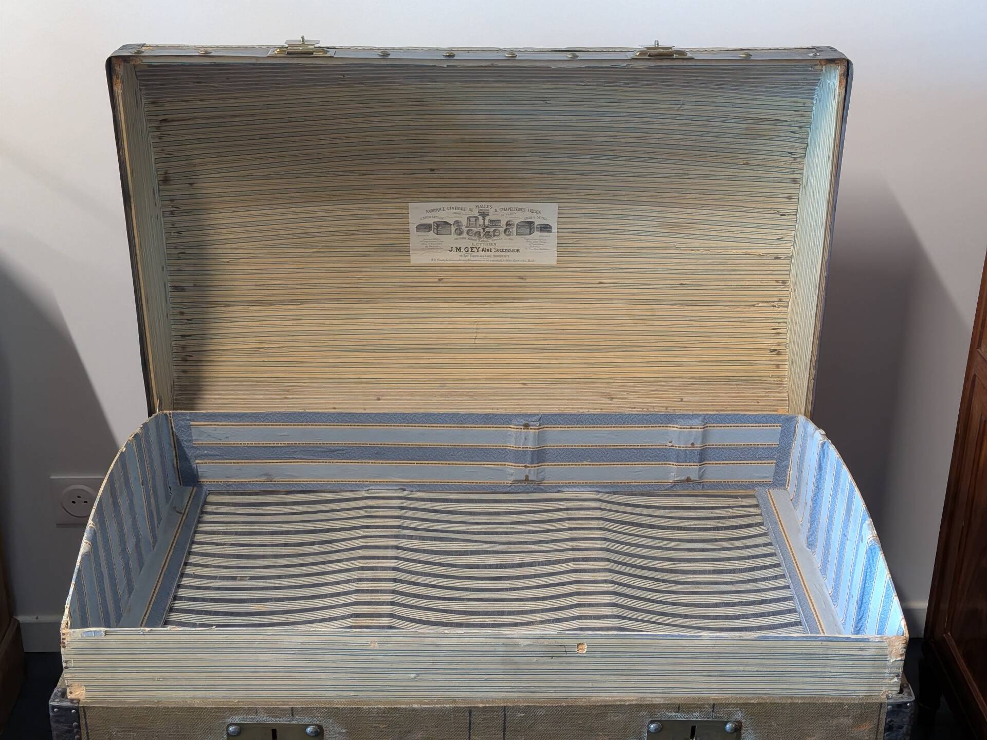 Travel dome-shaped trunk from the late 19th century, trunk maker J.M. Gey Aîné in Bordeaux, has
