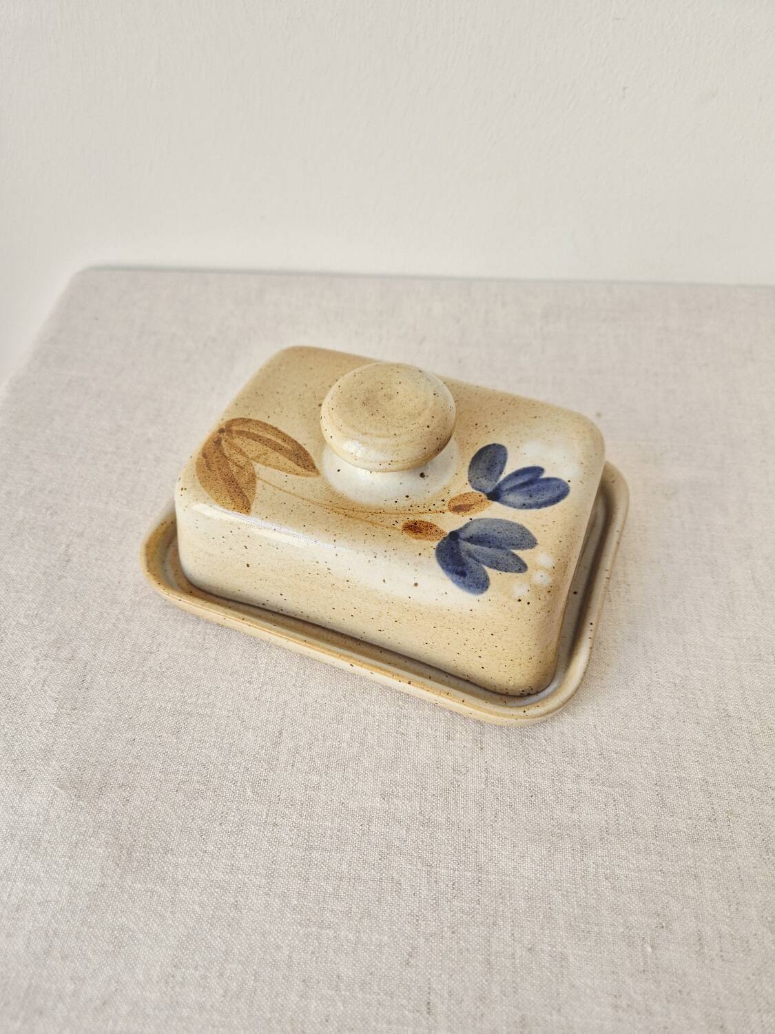 Beurrier en grès décoration florale '70s - Grès du Marais Vintage
