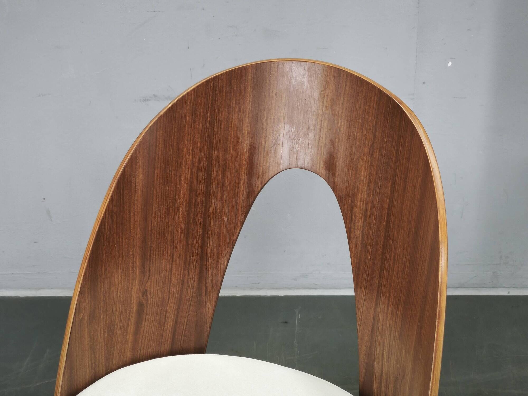 Ensemble de quatre chaises restaurées d'Antonin Suman des années 1960.