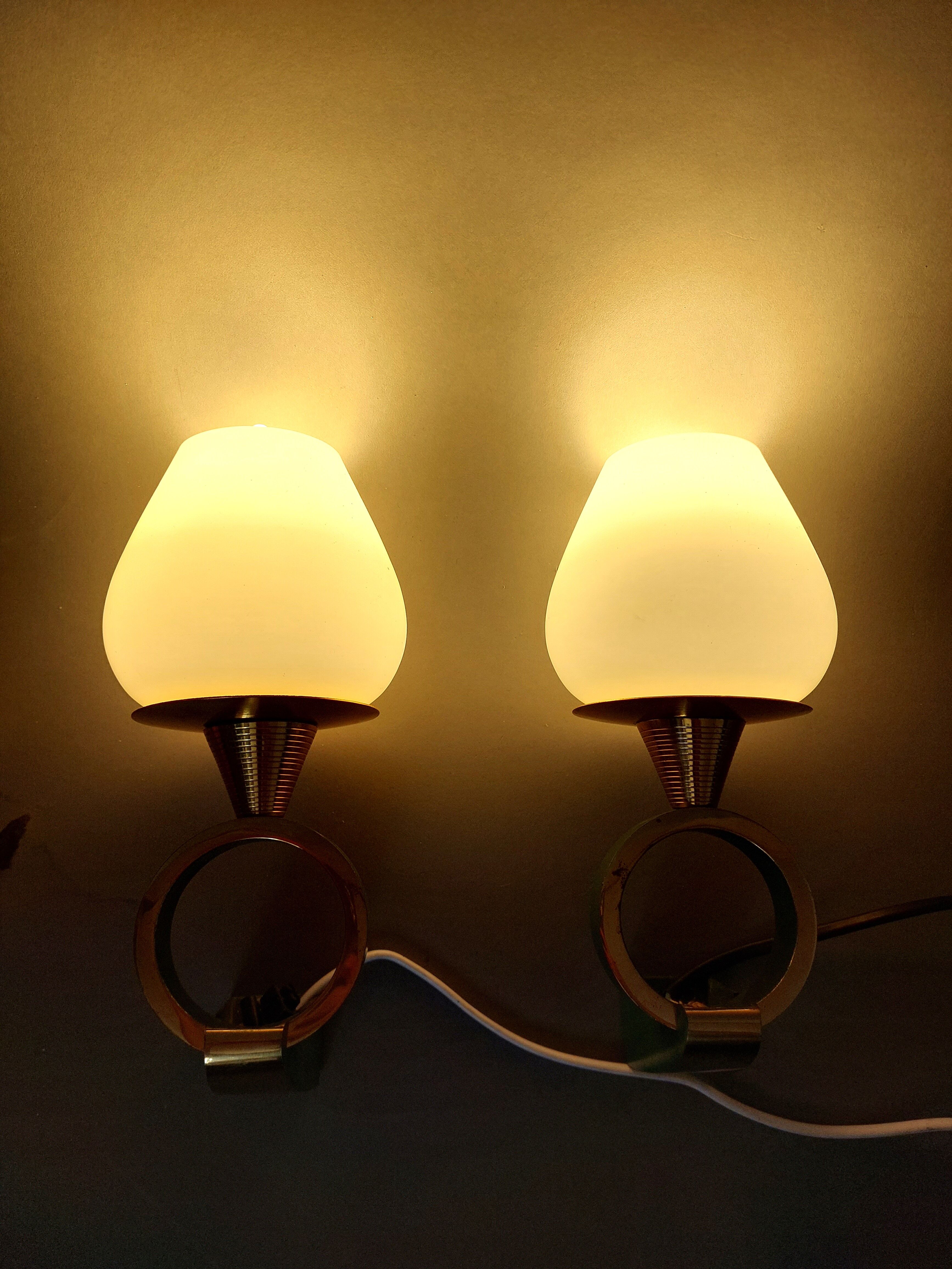 Pair of sconces in gilded brass and Art Deco lacquered