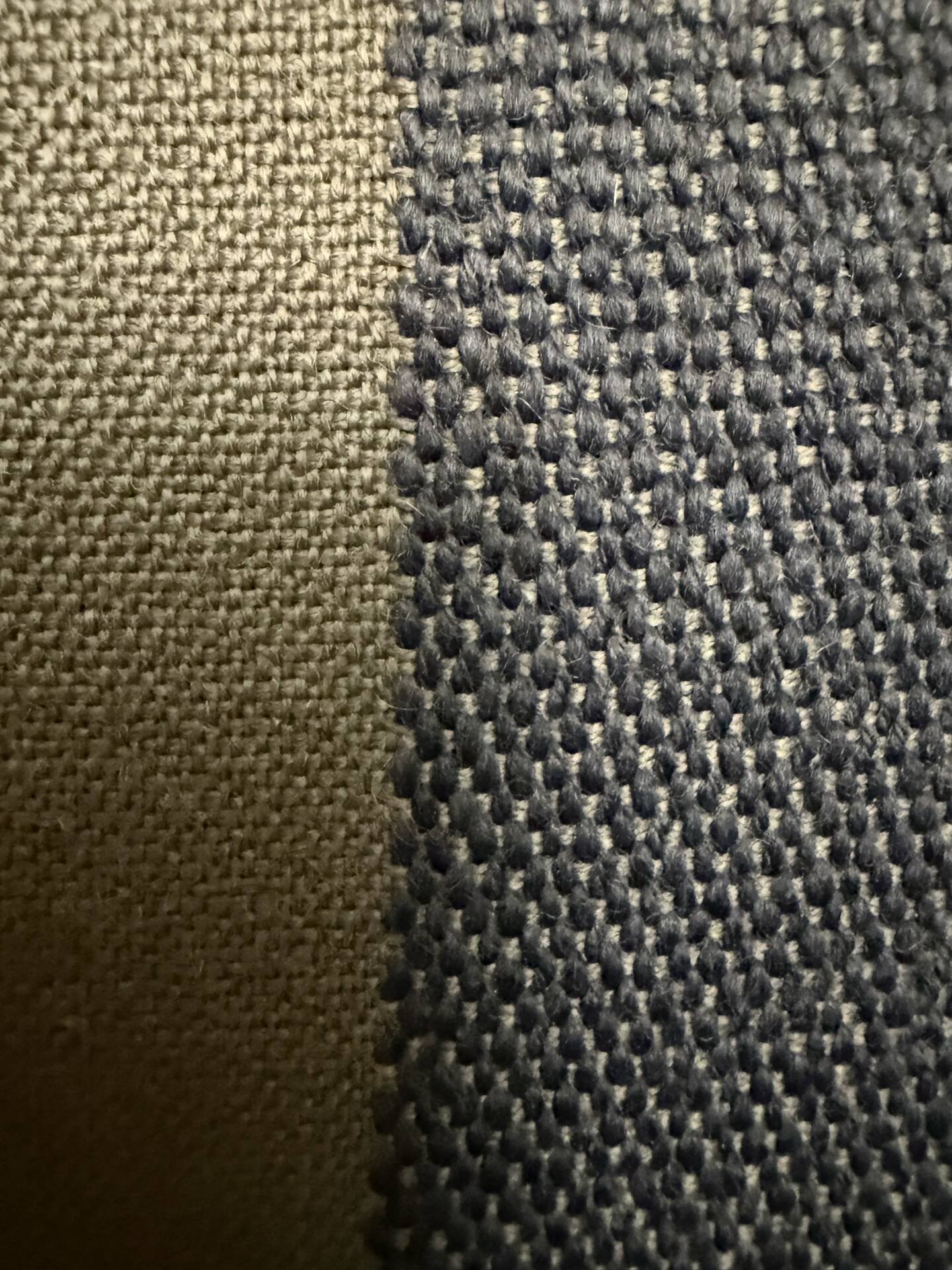 Fauteuil GUBI Swift – Commande spéciale en tissu Kvadrat x Raf Simons