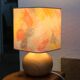 Lampe en bois blond, abat jour pastel, années 80