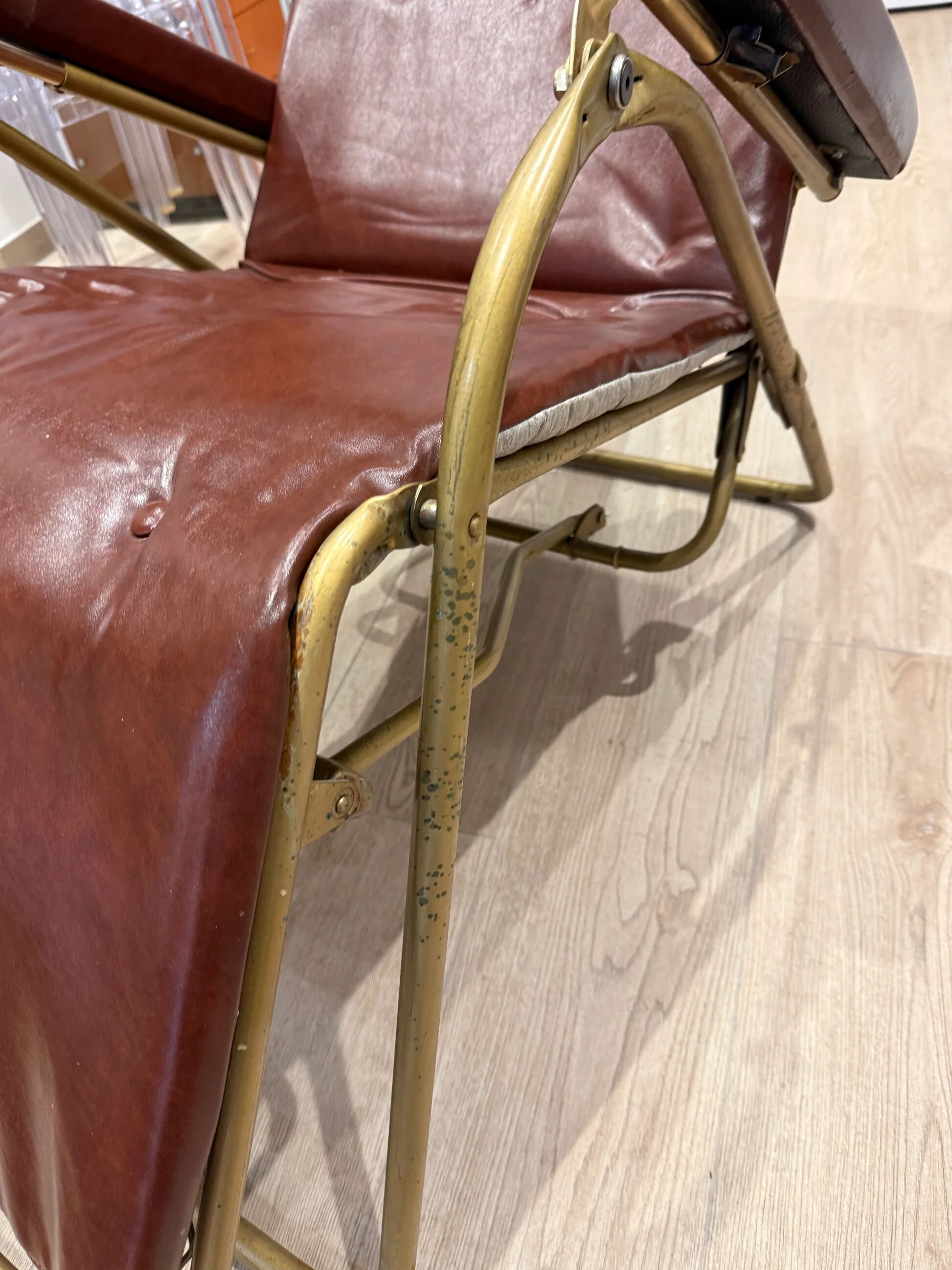 Reclining armchair in brown leather with tubular frame – Italy – 1960s/1970s