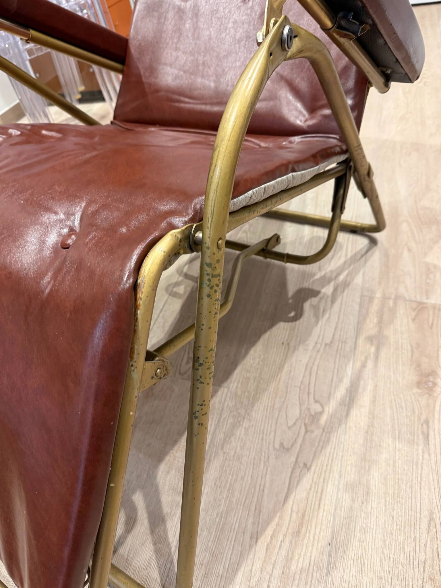 Reclining armchair in brown leather with tubular frame – Italy – 1960s/1970s