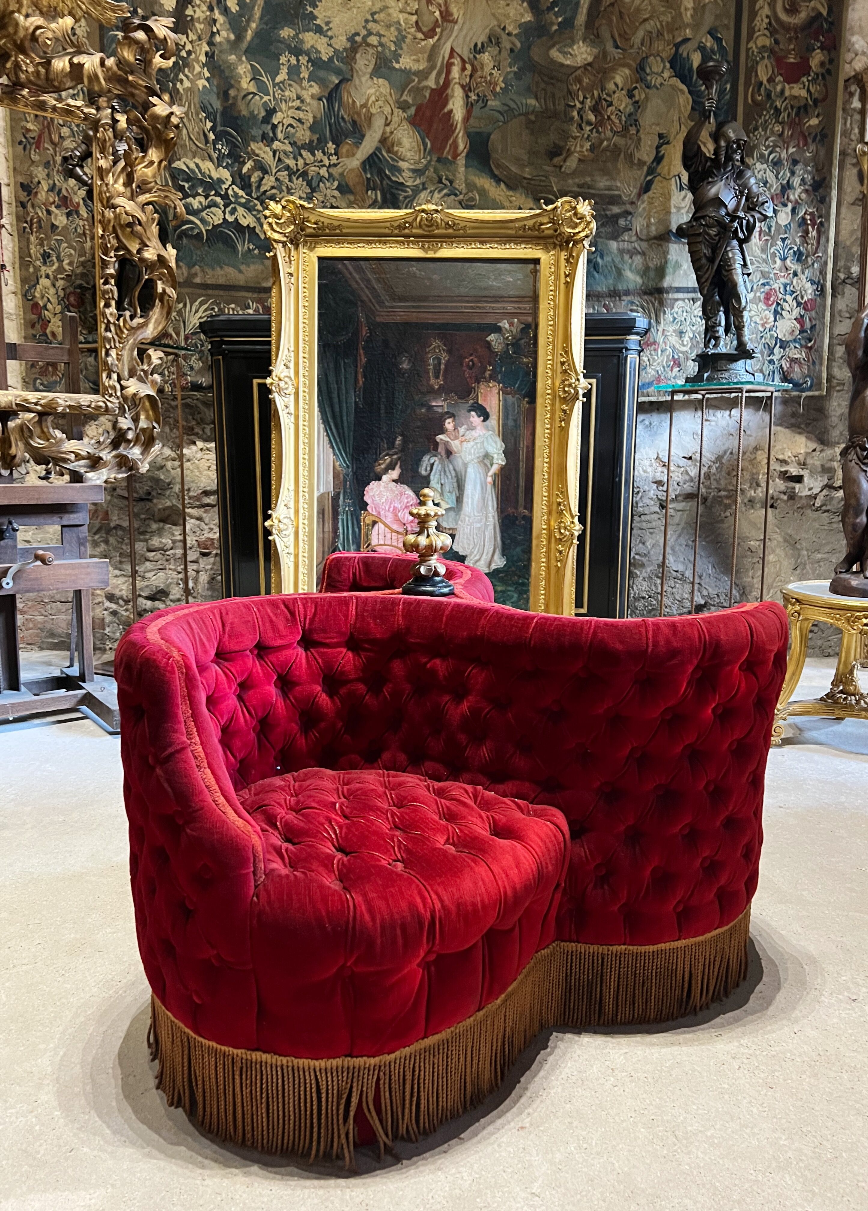 Indiscreet in red velvet and gilded wood from the Napoleon III period
