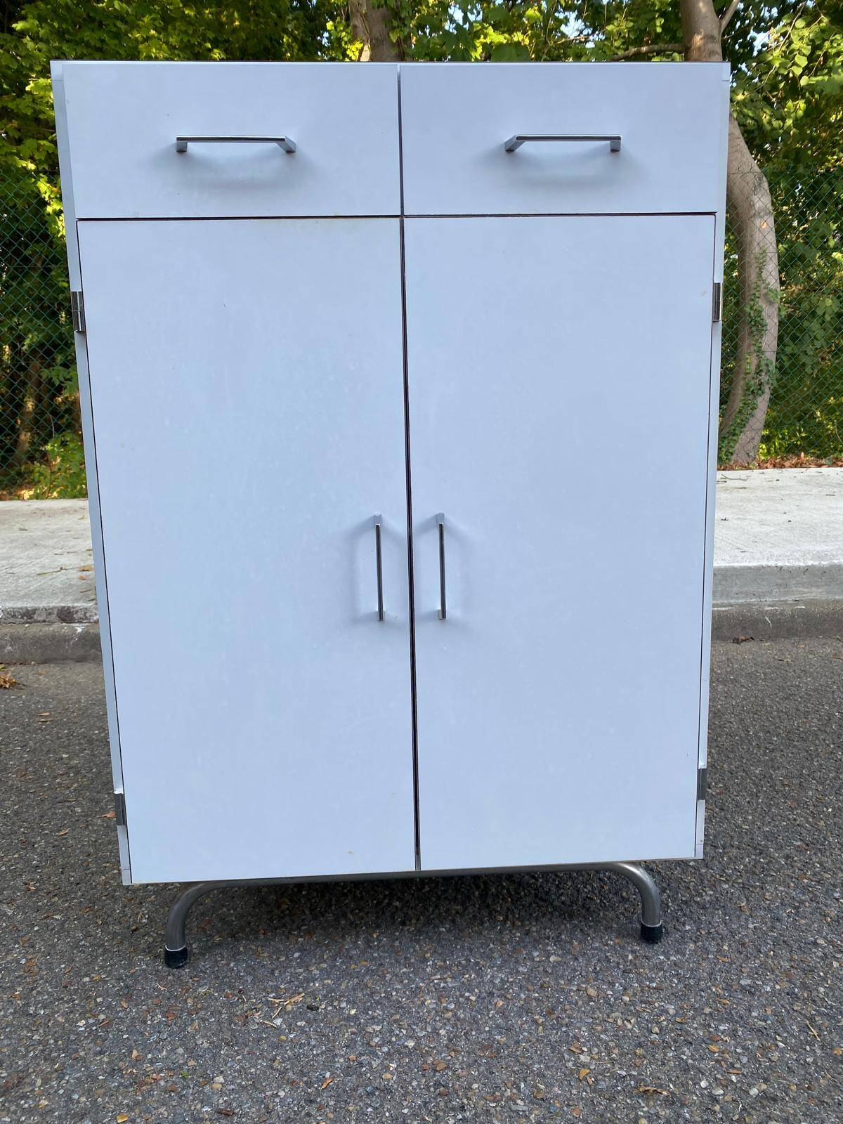 Vintage white wooden bathroom furniture — Chrome legs 70s design
