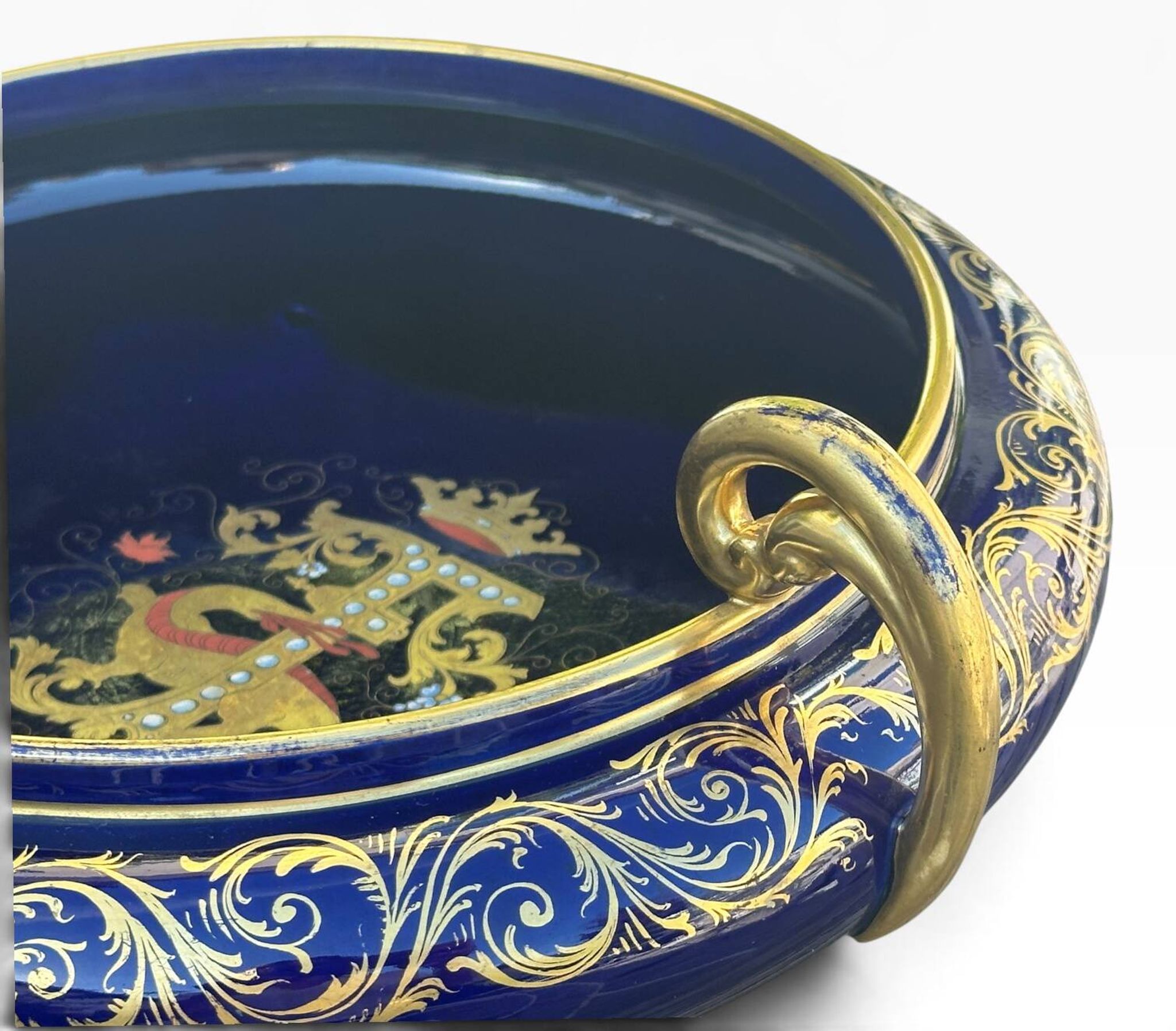 Grande coupe / centre de table bleu de Sèvres et or faïence de Tours signée