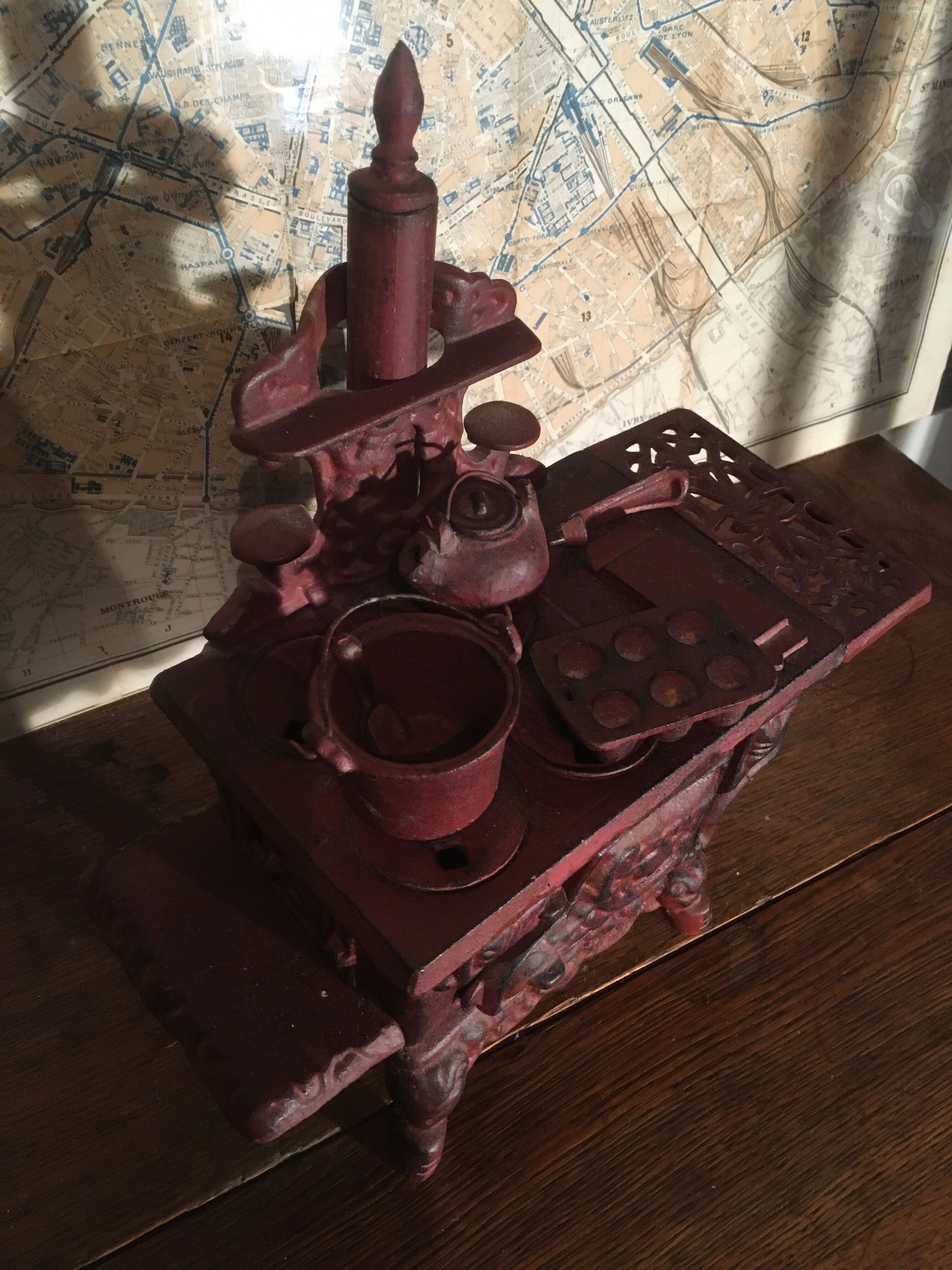 Stove, miniature cast iron stove + utensils