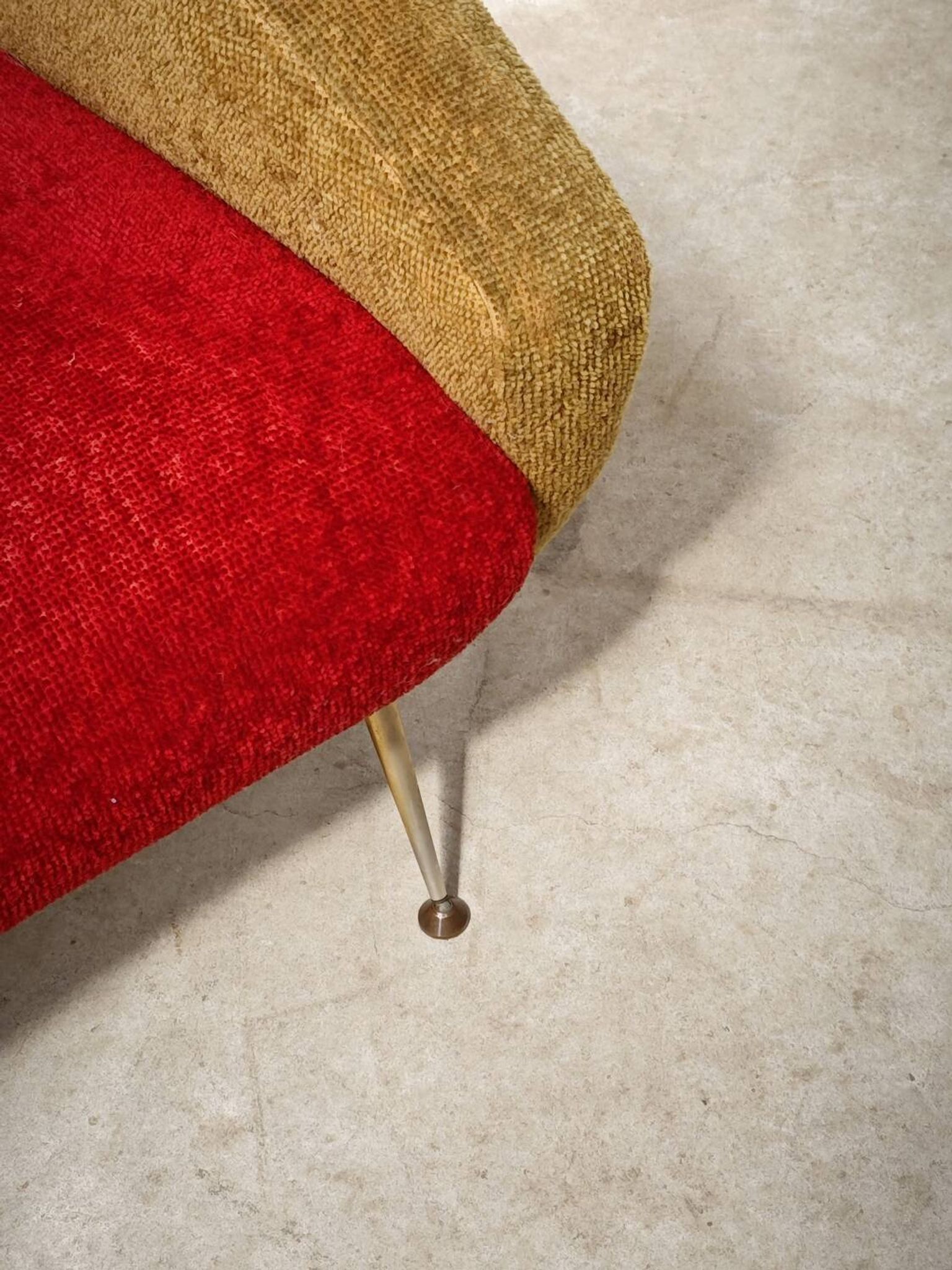 Fauteuil tissu rouge et jaune moutarde style bouclette 1970