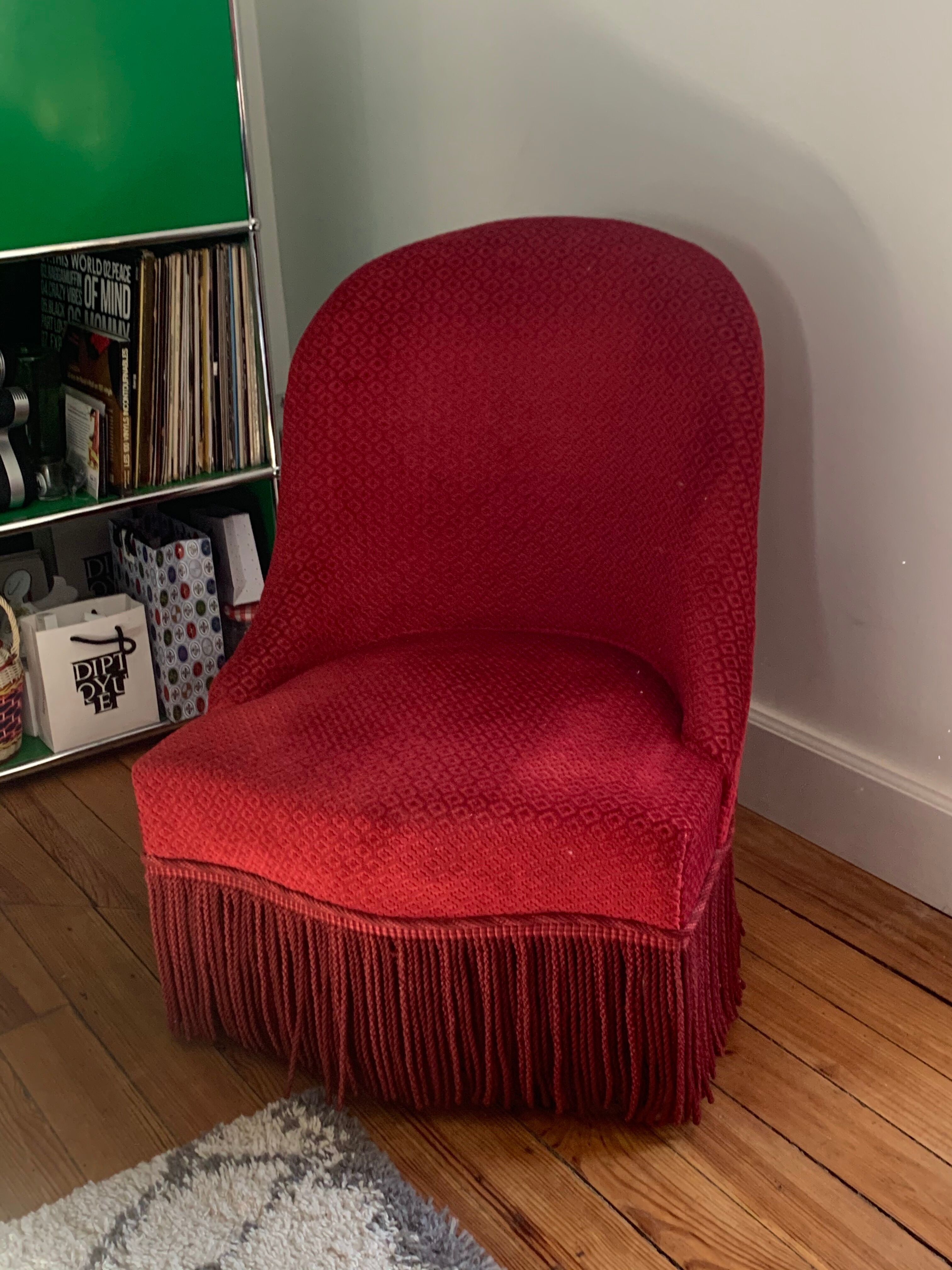Red toad chair