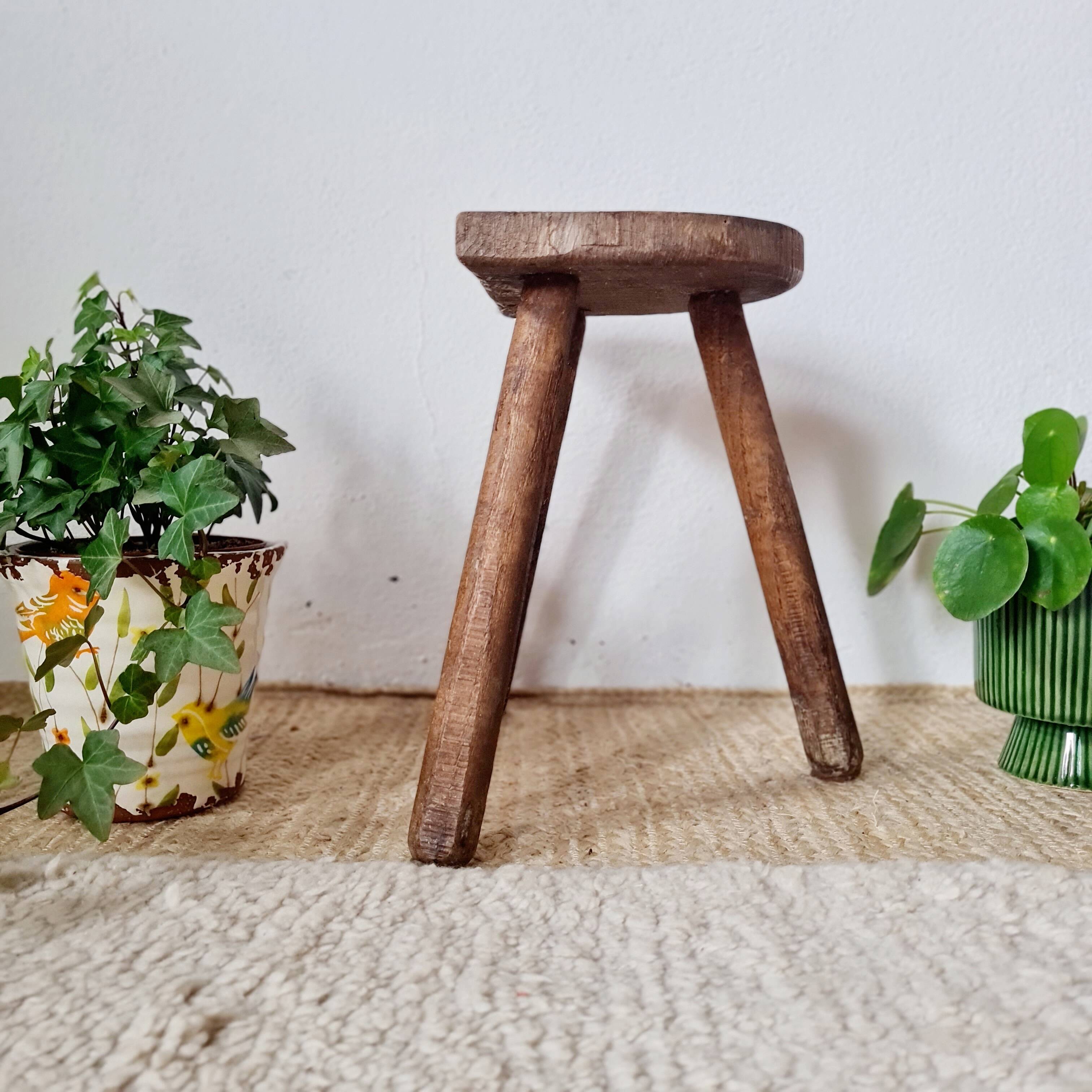 Tabouret tripode ancien en bois brutaliste - art populaire