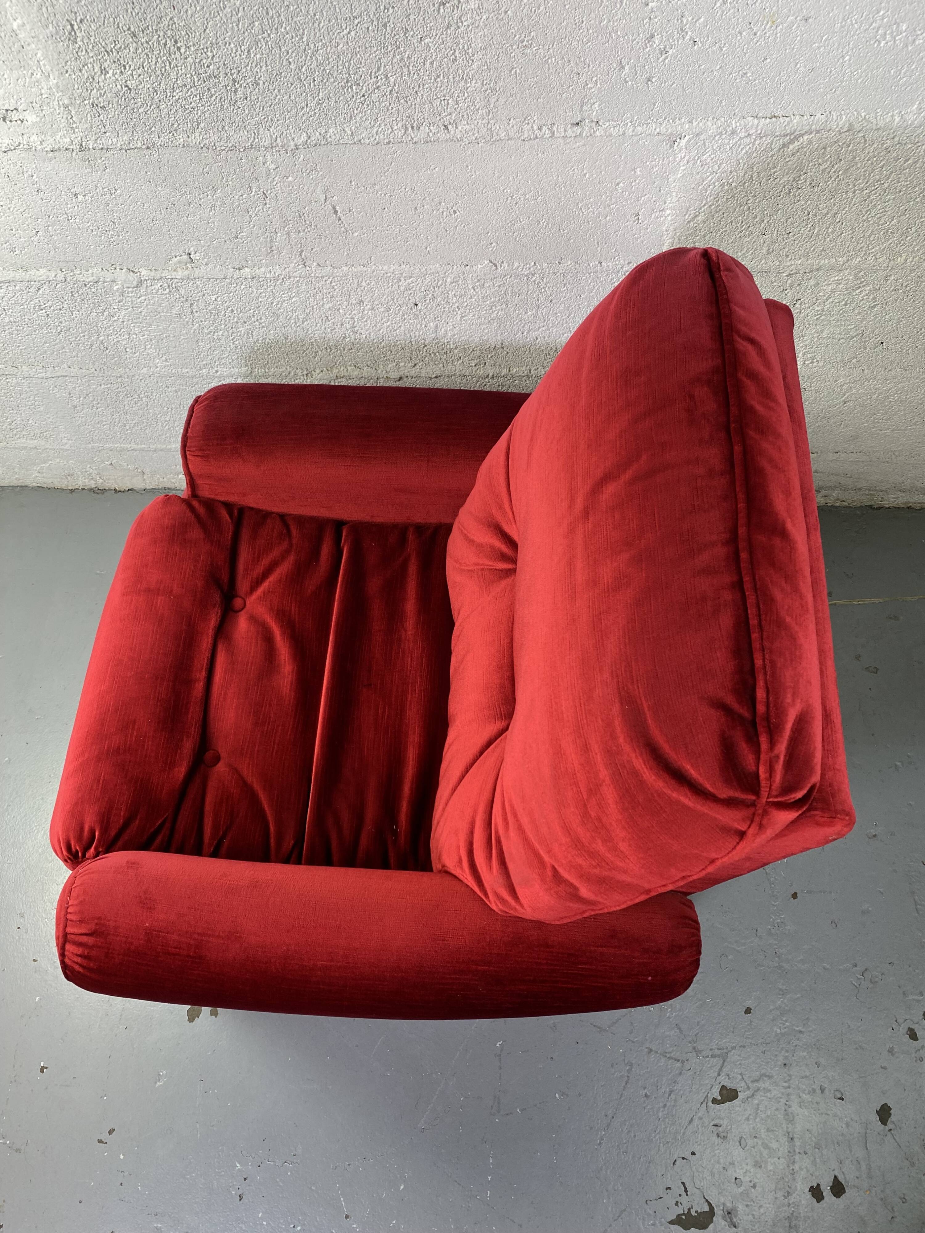 Fauteuil crapaud en velours rouge à franges