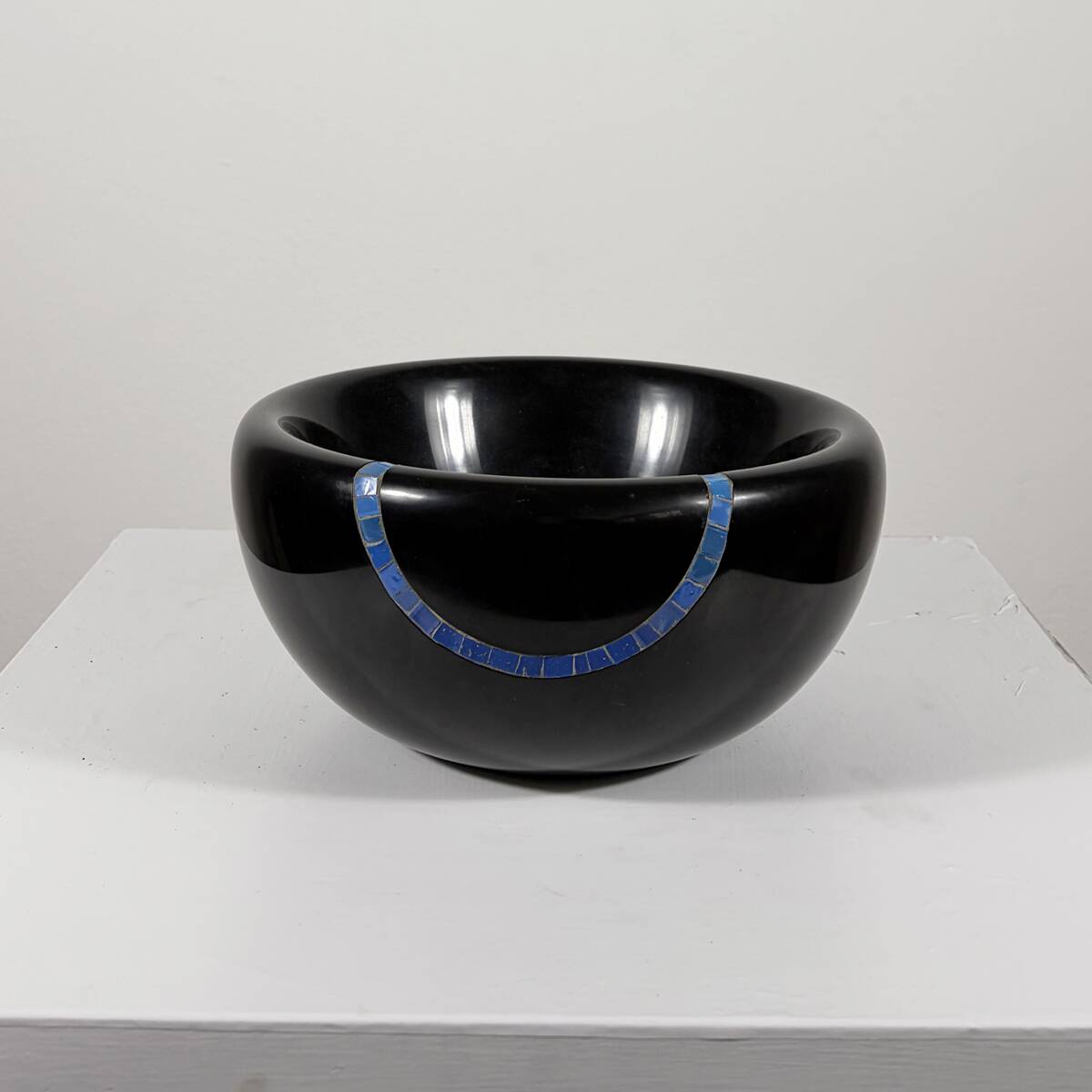 Vase en marbre noir belge avec incrustation de pierre turquoise