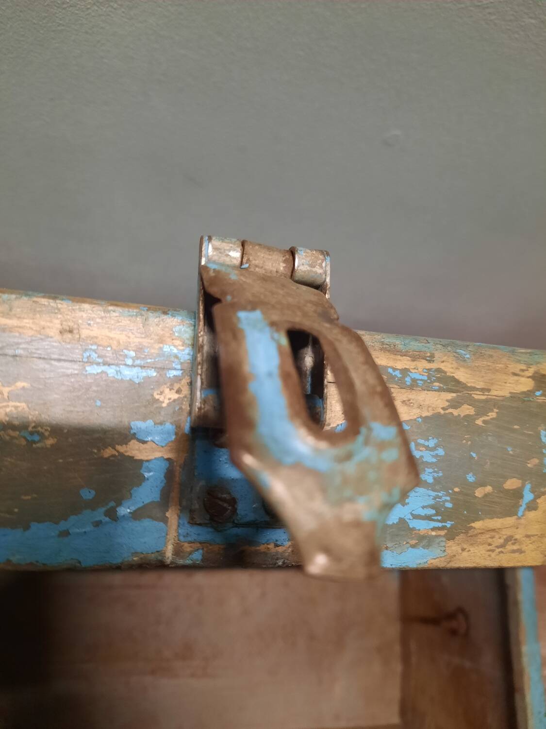 Malle ancienne en bois patinée bleue