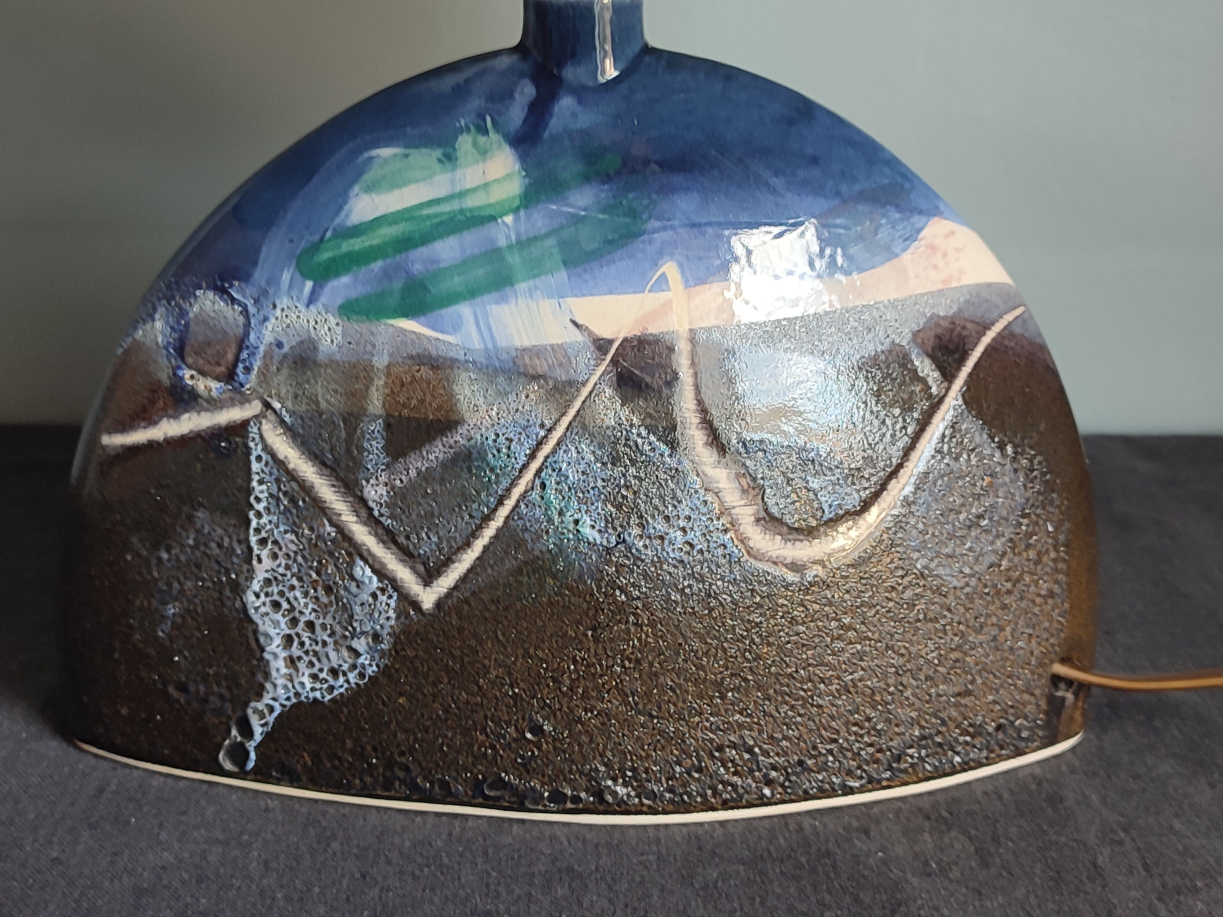 Table lamp with its vintage ceramic lampshade