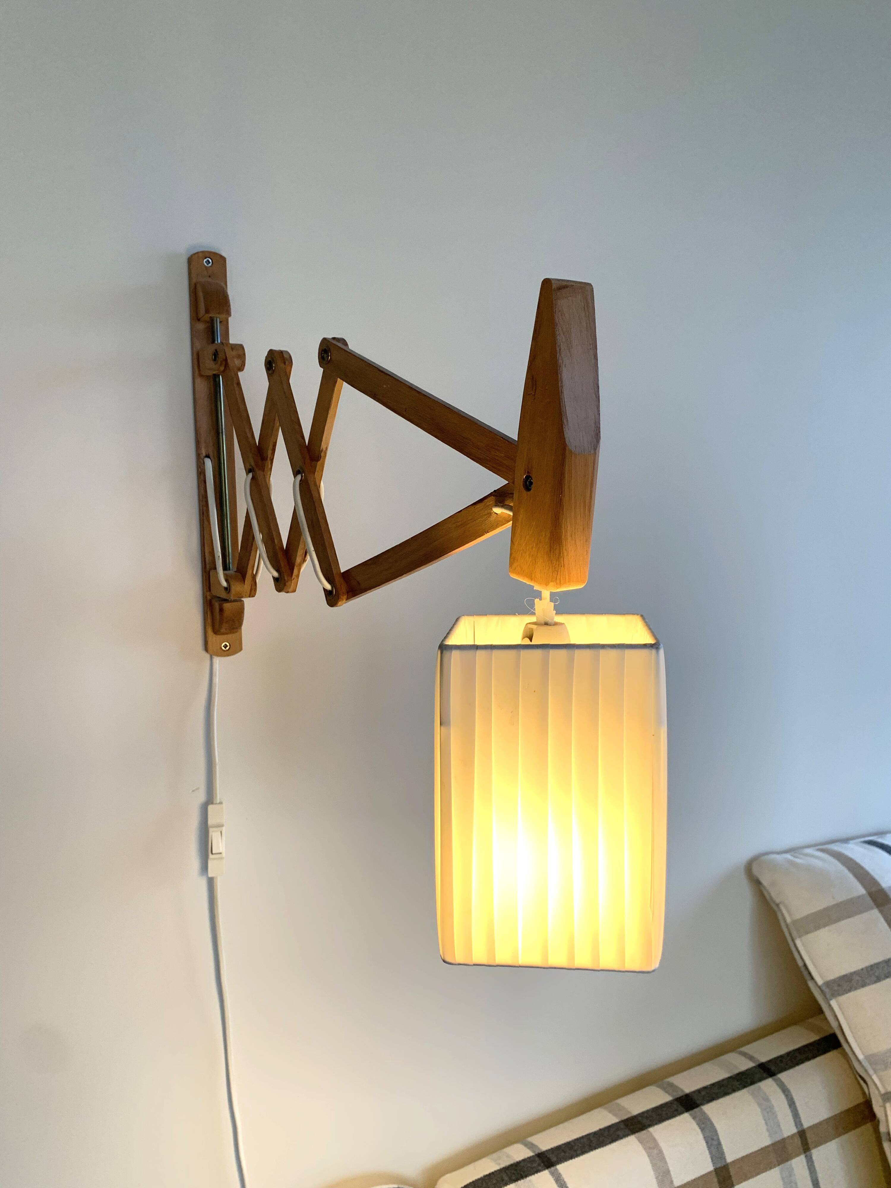 Danish accordion wall light in beechwood - Scandinavian articulated lamp from the 1960s