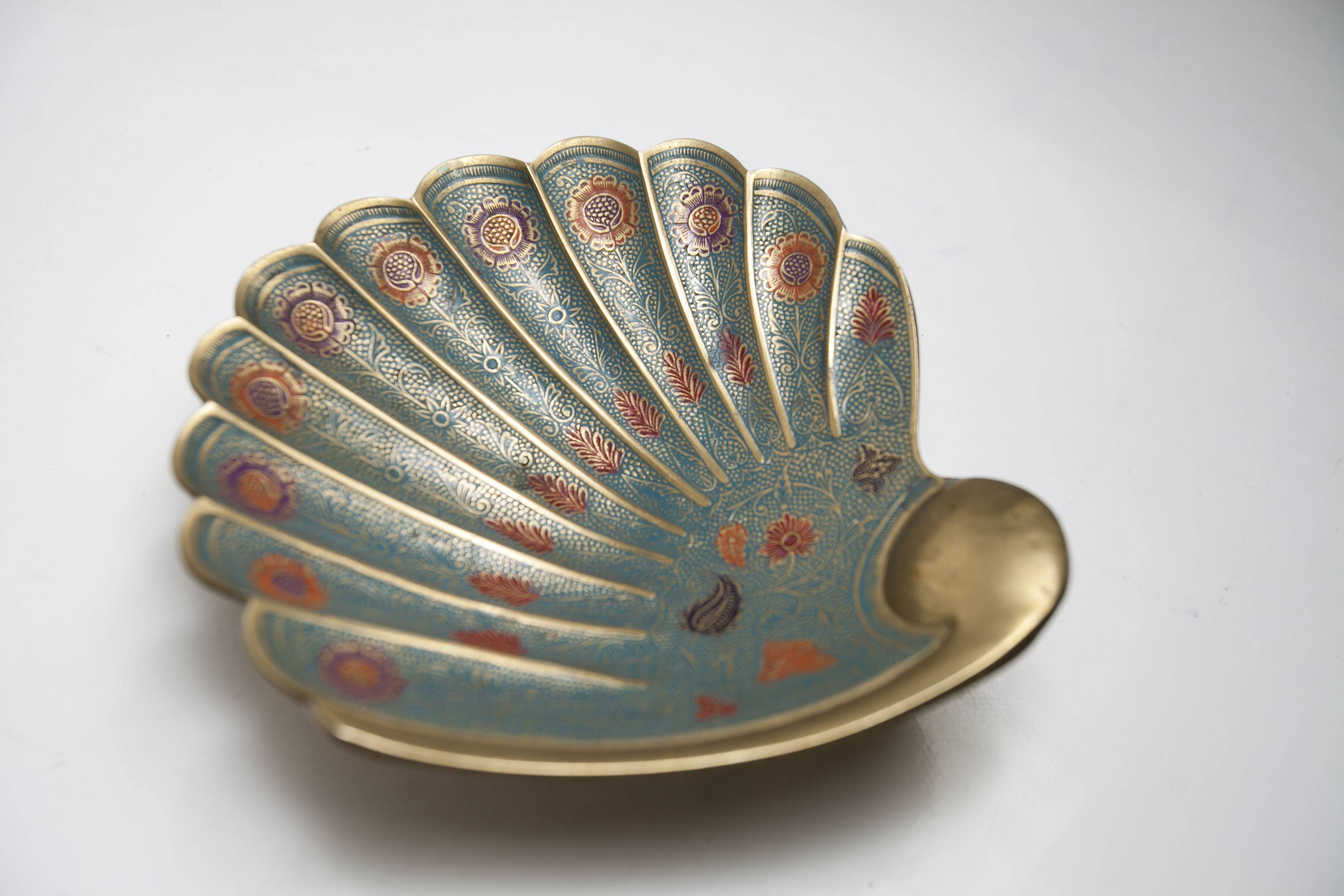 Shell cup in enameled brass