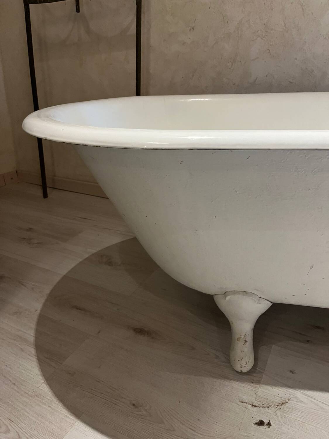 Cast iron lion's feet bathtub early 20th century