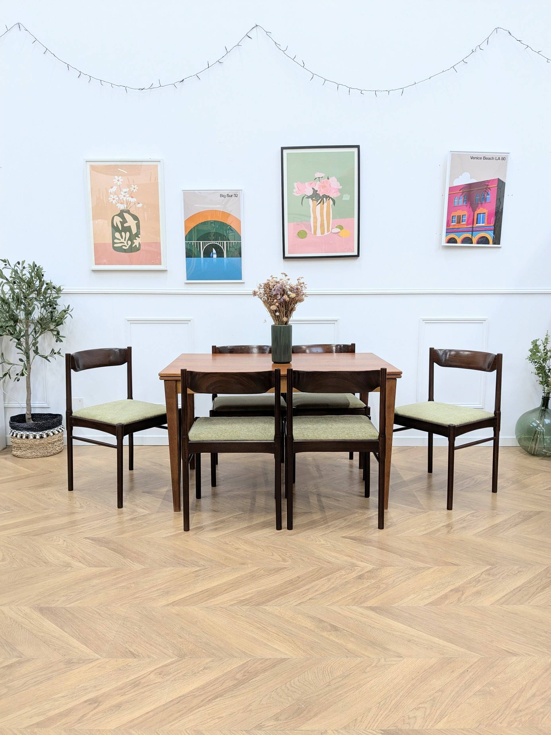 6 green Scandinavian chairs