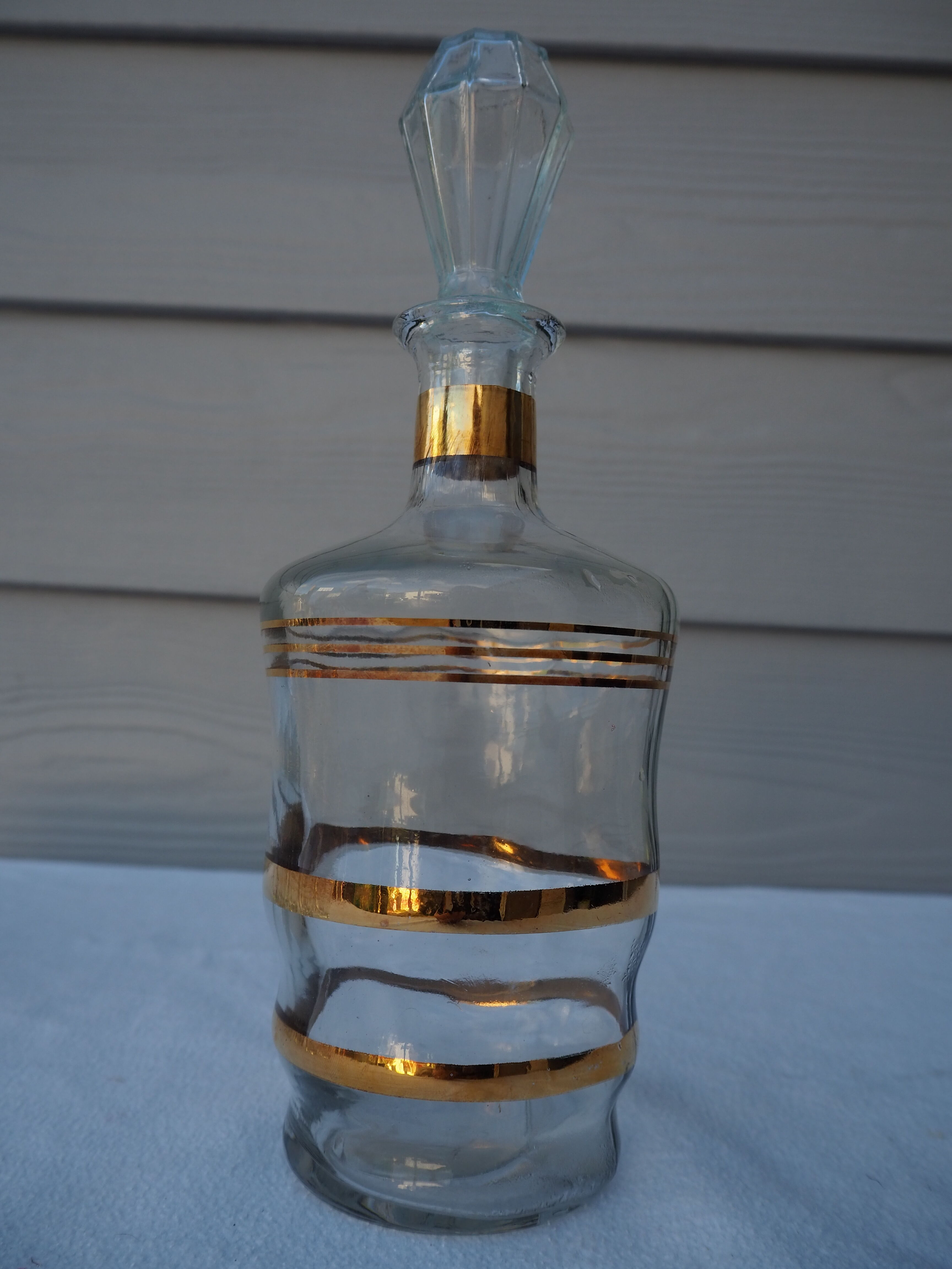 Golden liqueur service from the 1950s-1960s and its 12 glasses