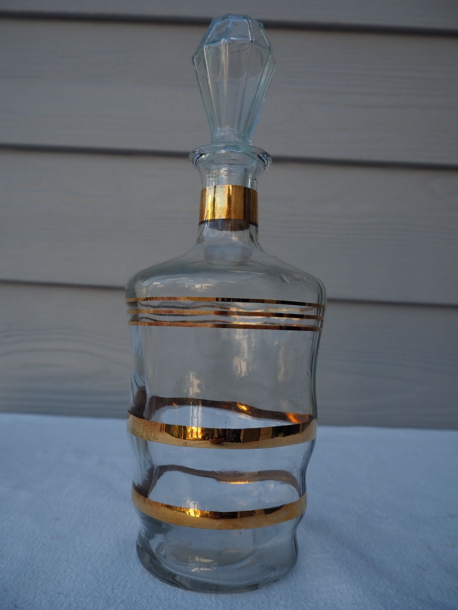 Golden liqueur service from the 1950s-1960s and its 12 glasses.