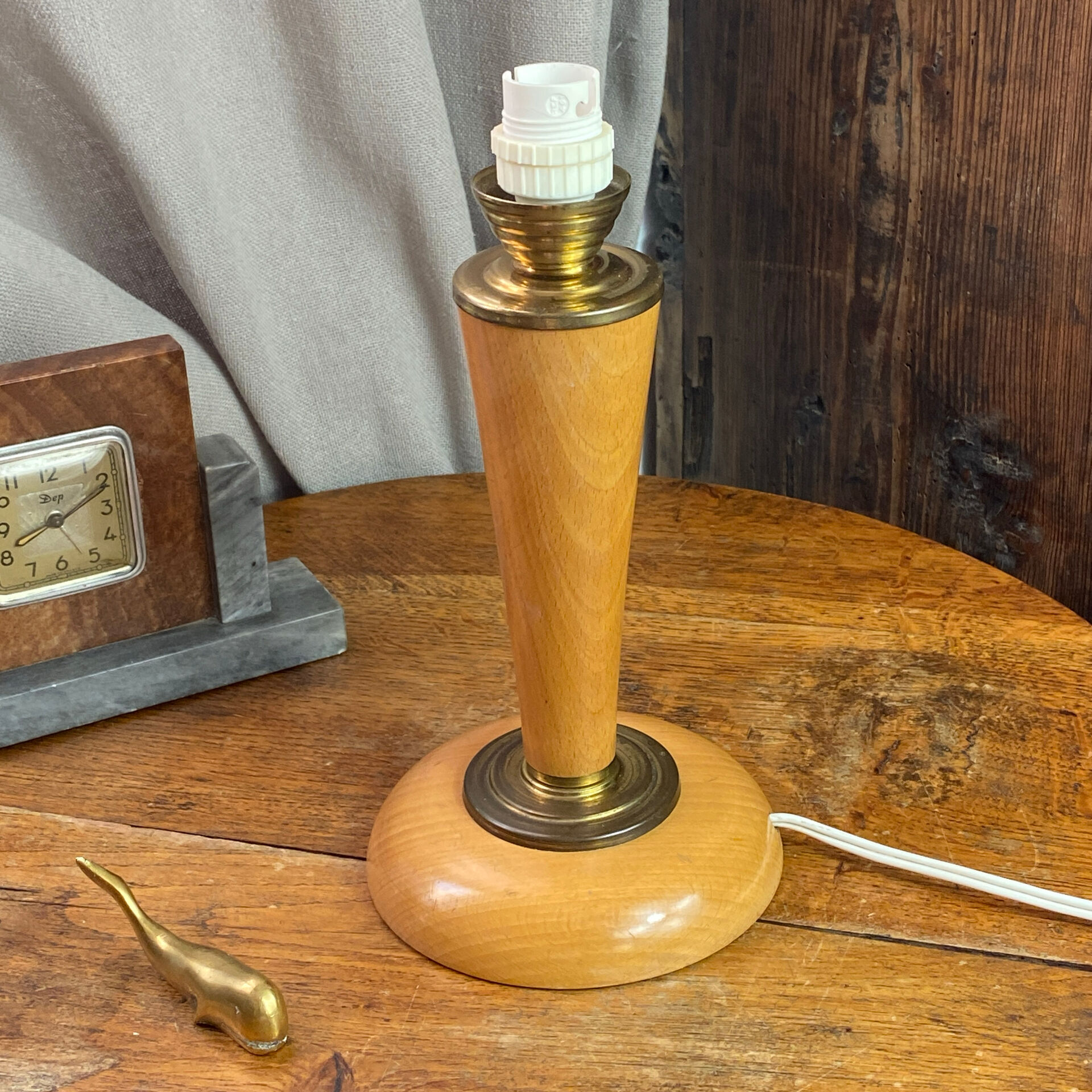Lampe en bois et laiton, dans le style  Mazda