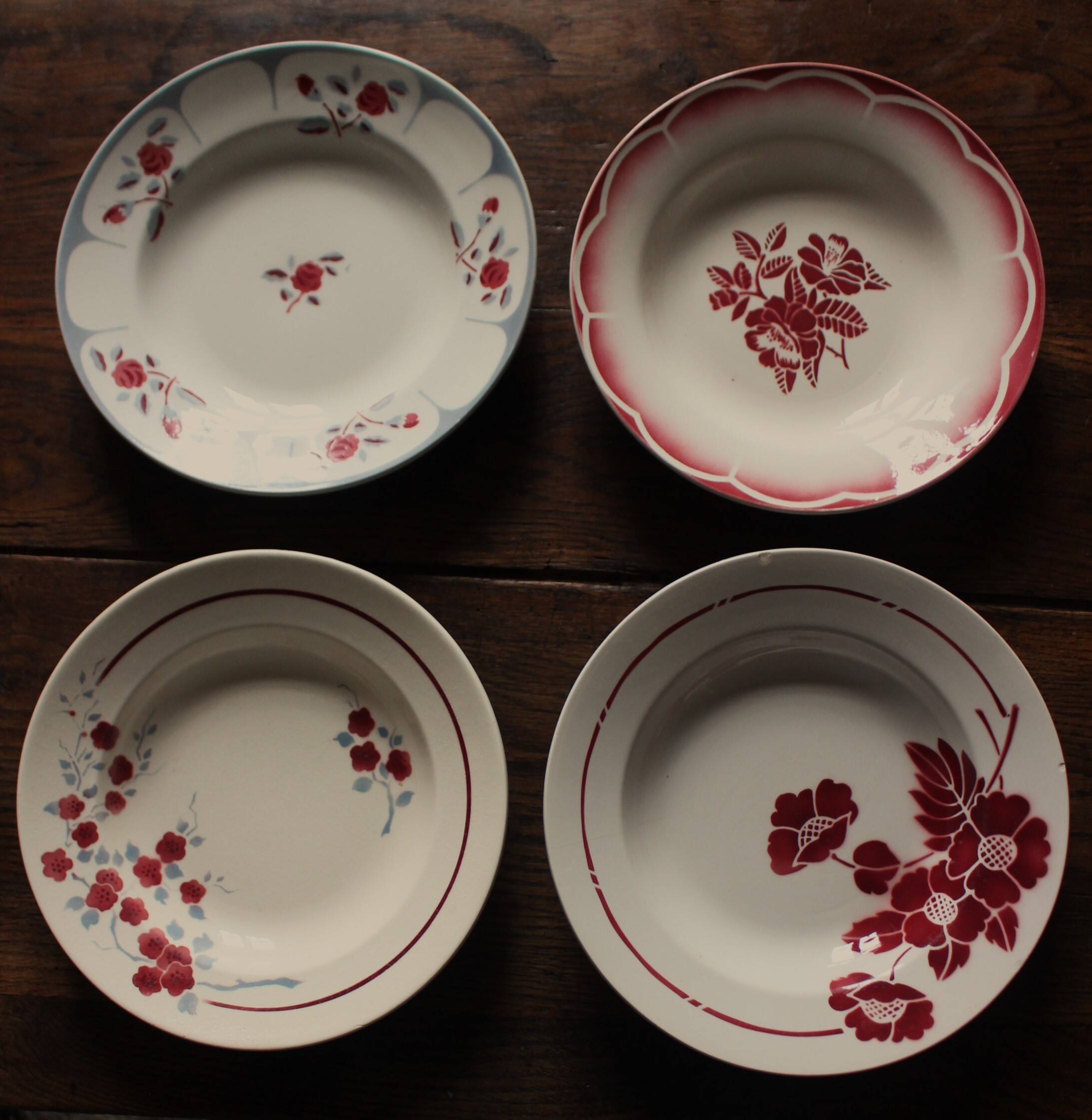 A set of 4 mismatched Art Deco red blue soup plates