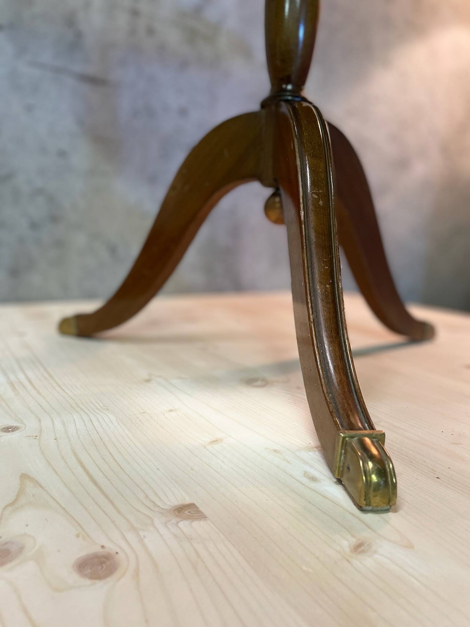 silent servant leather and mahogany