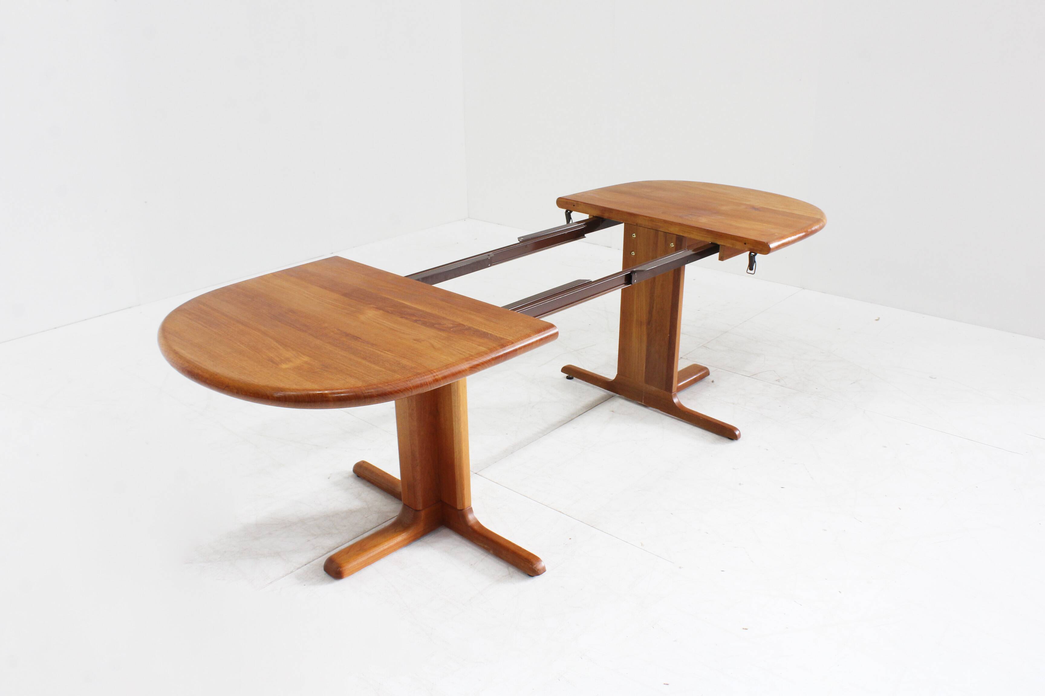 Table à manger ovale extensible vintage danoise en teck massif des années 1960