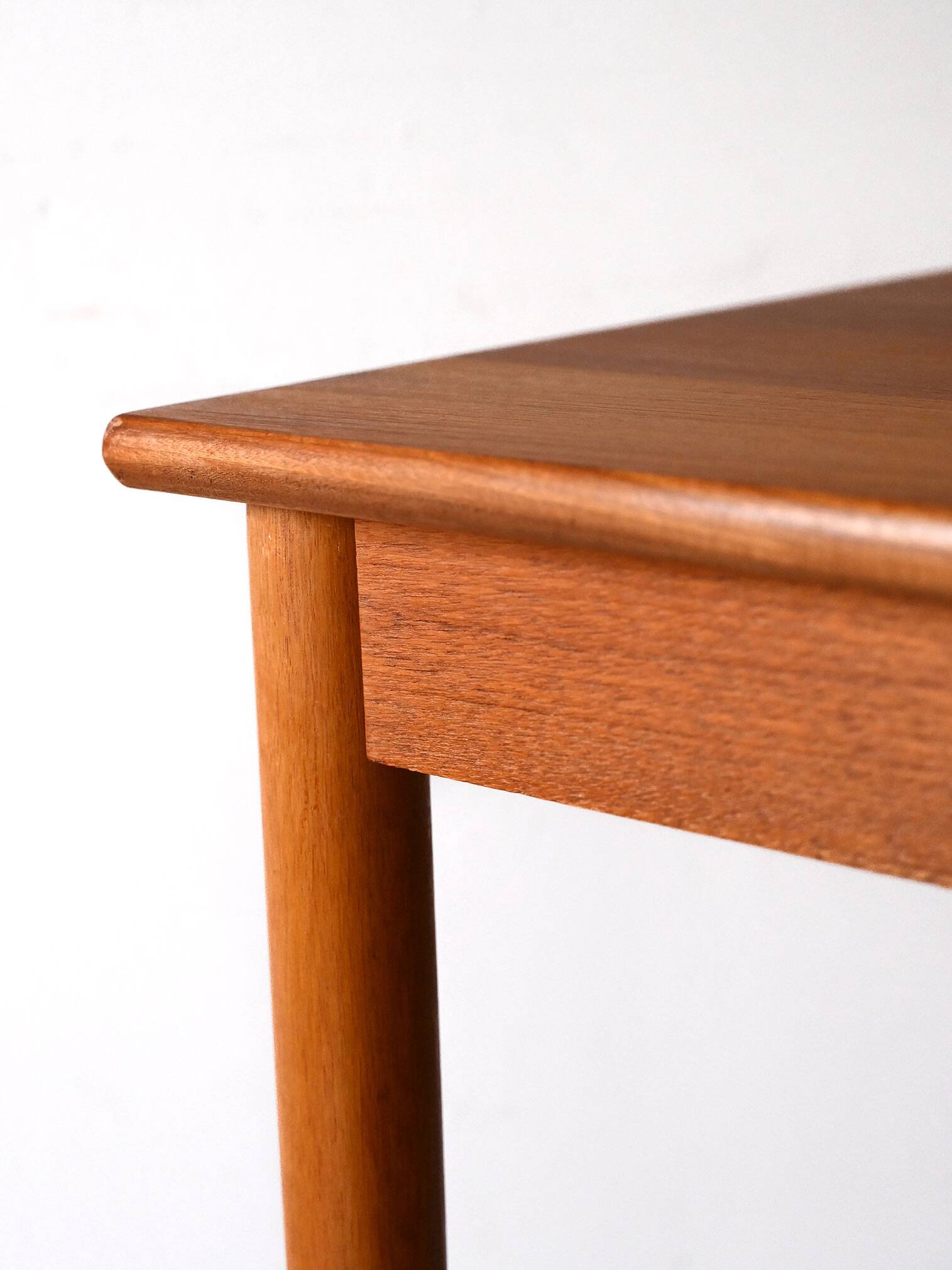 Bureau scandinave vintage avec tiroirs réglables