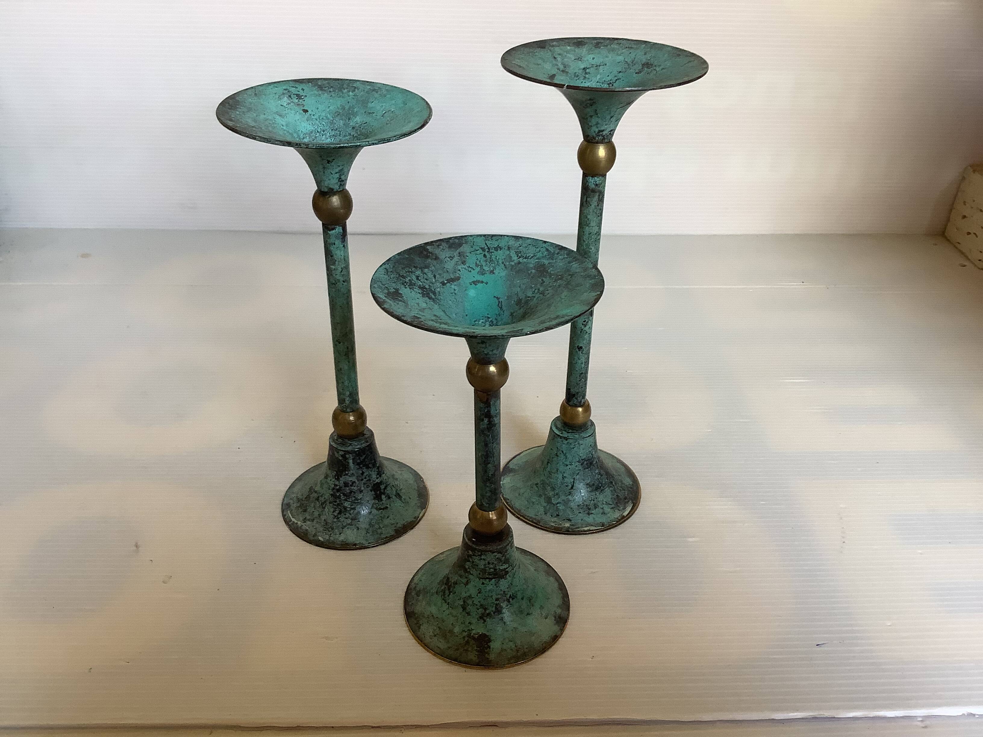 Set of candlesticks with green patina and brass Memphis