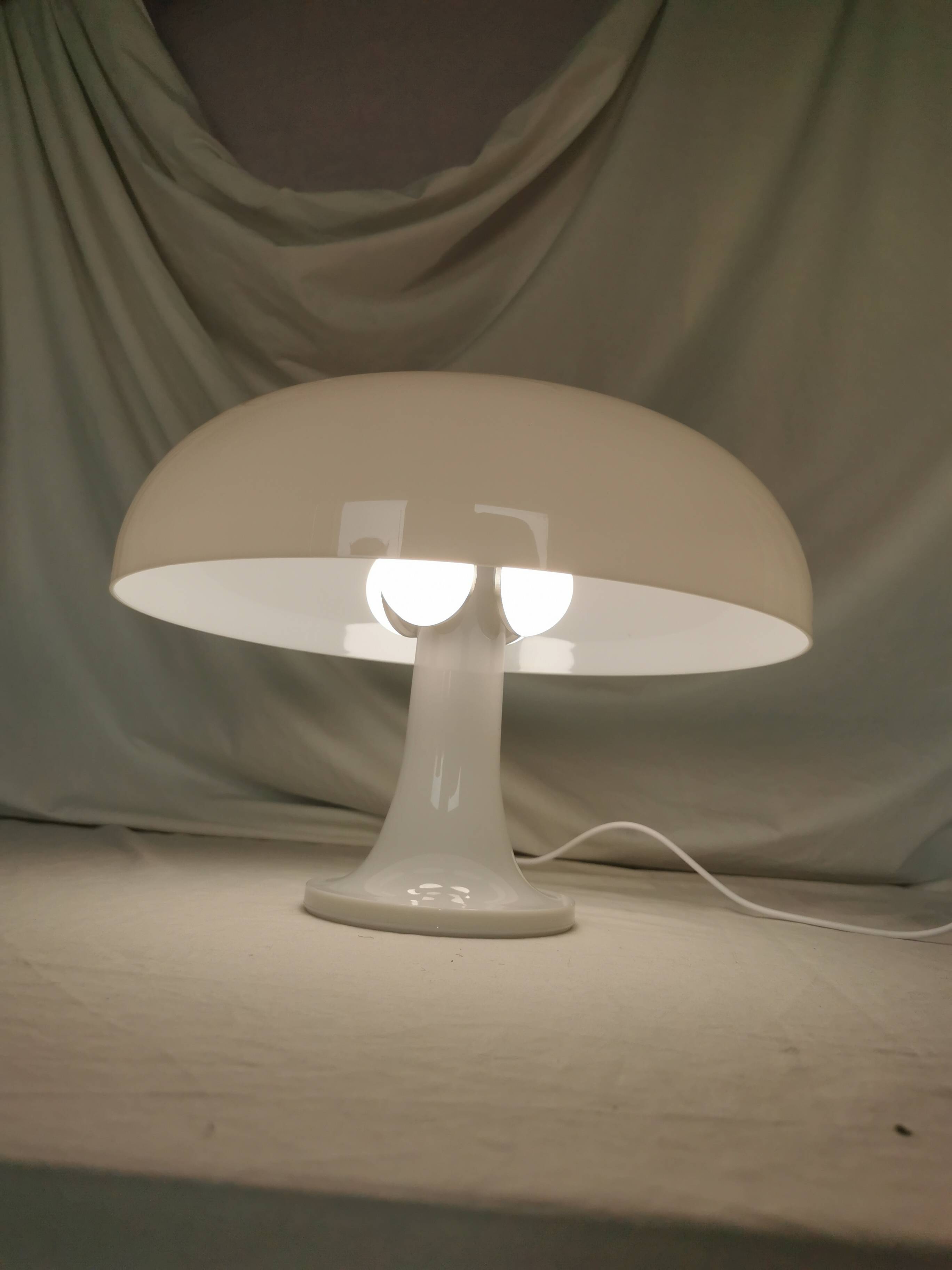 Lampe champignon en plastique blanc