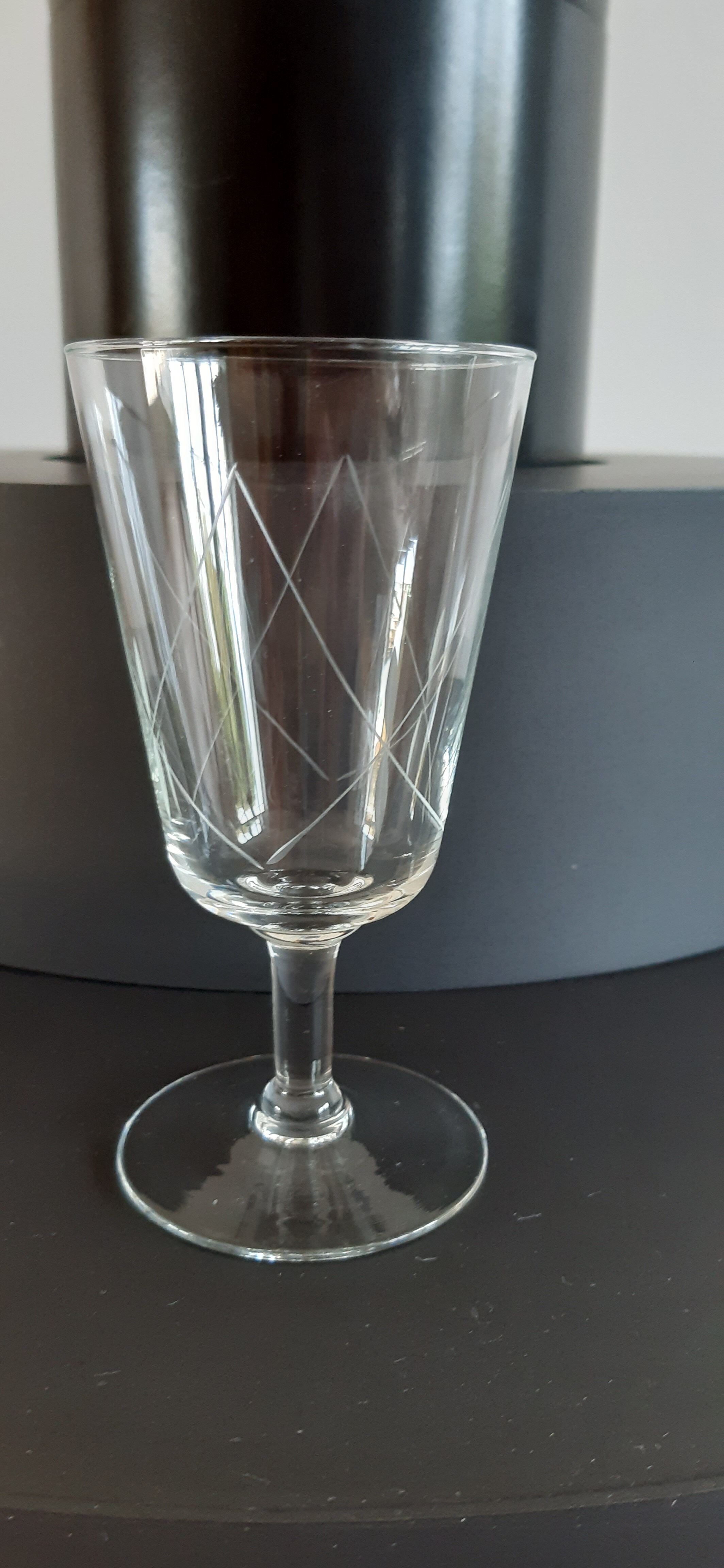 Lot de 10 verres à vin / eau gravés années 50