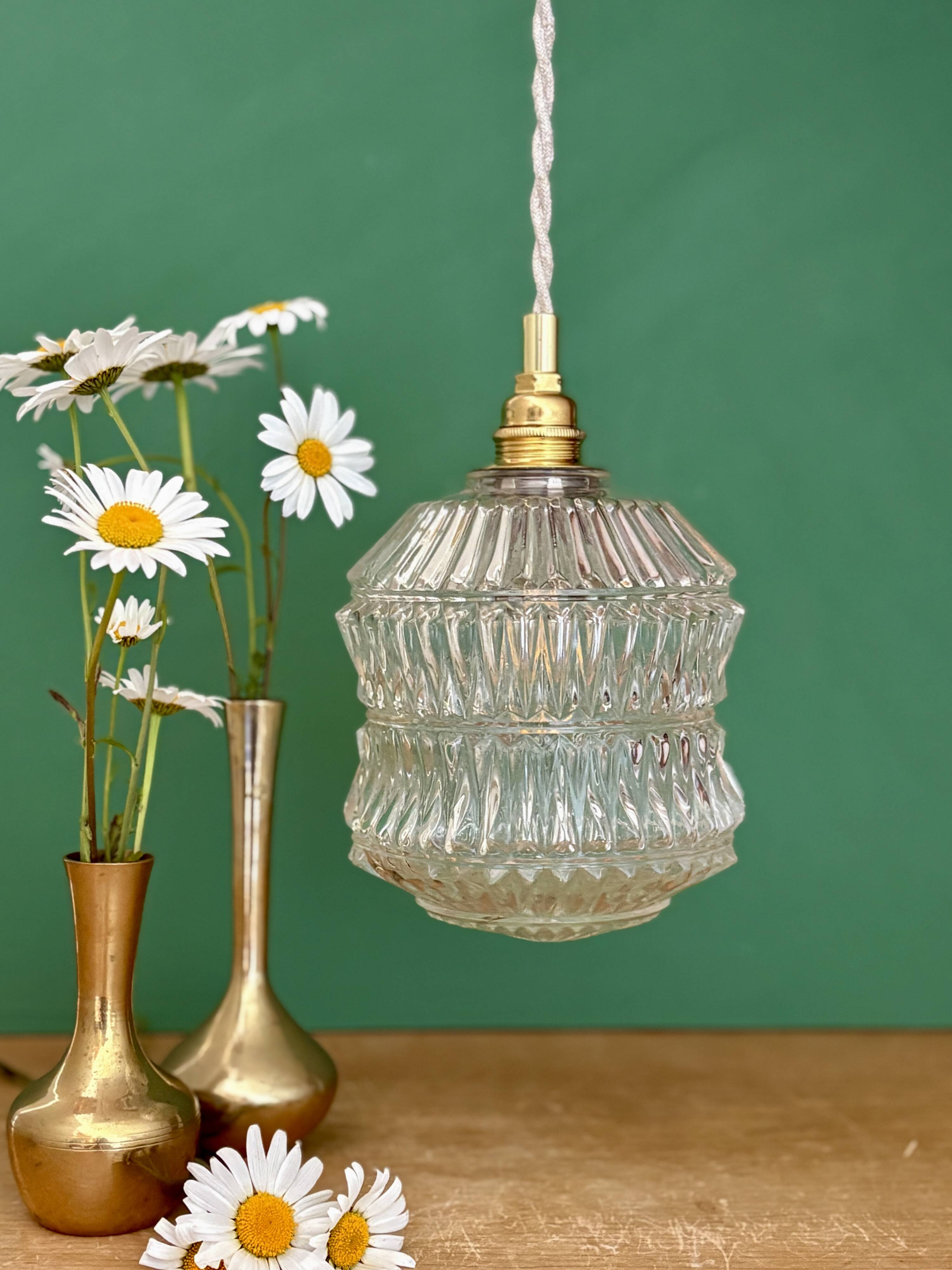 Suspension globe vintage en verre moulé