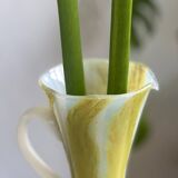 Pichet en verre soufflé opalin.