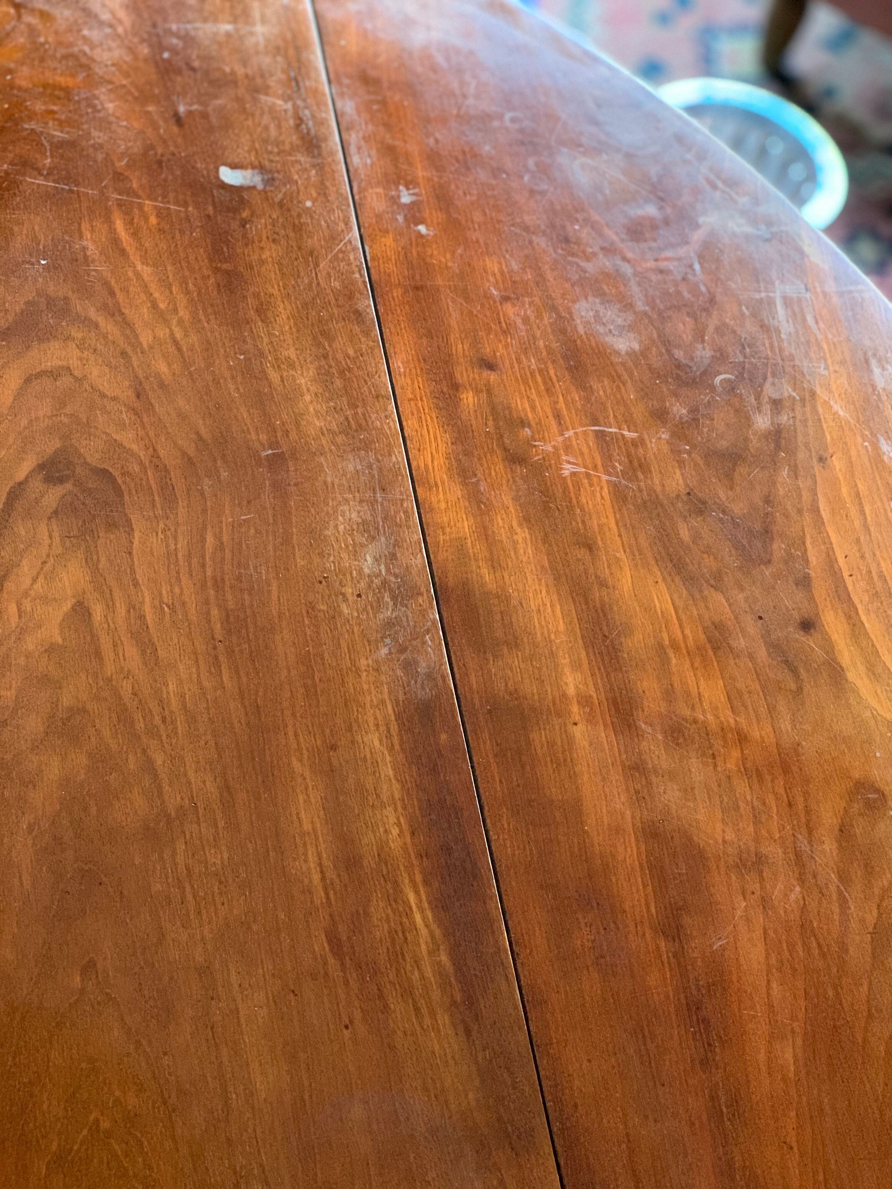 Dining room round table, 2 flaps, 6 feet