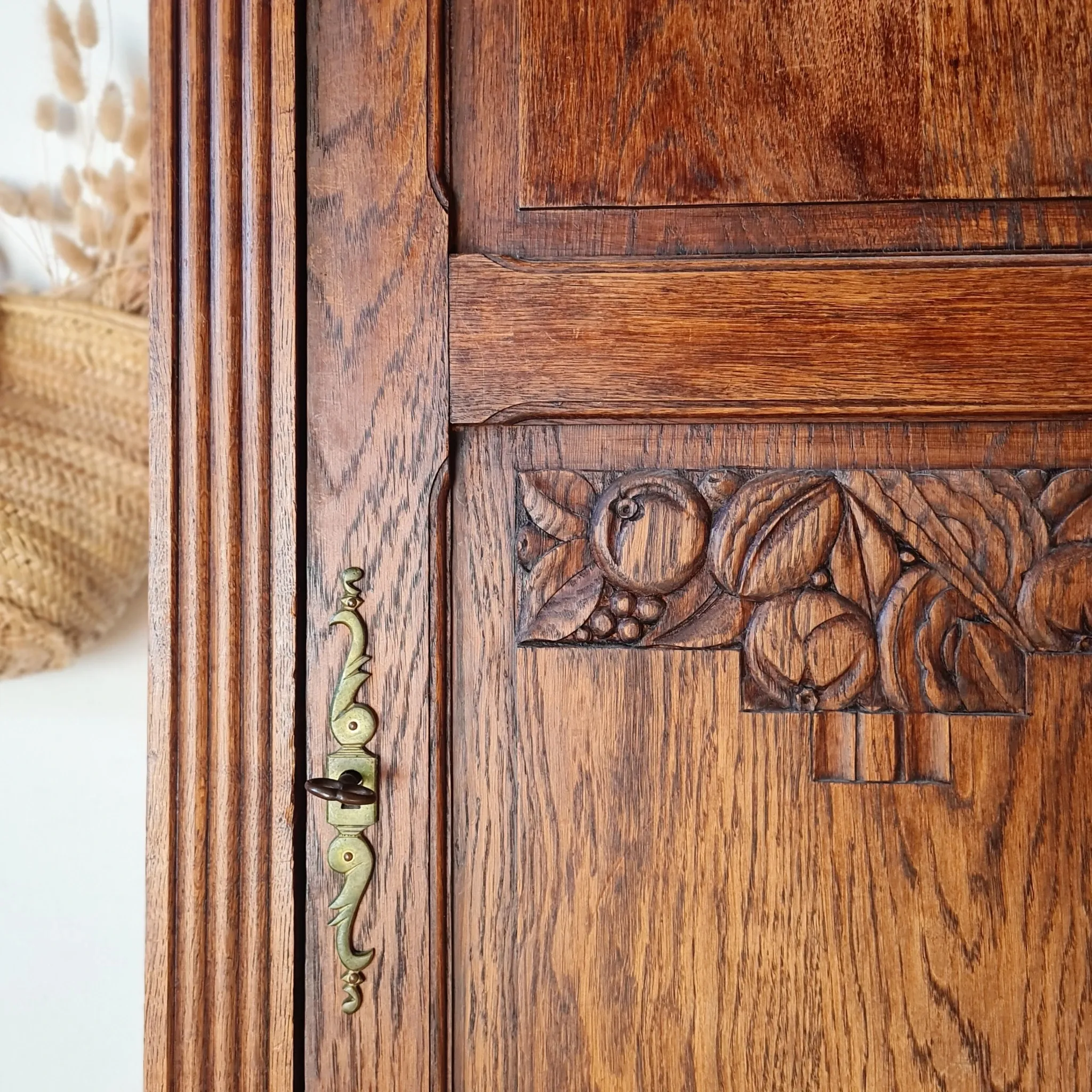 Antique carved wooden bonnetière – Art Deco / Art Nouveau style