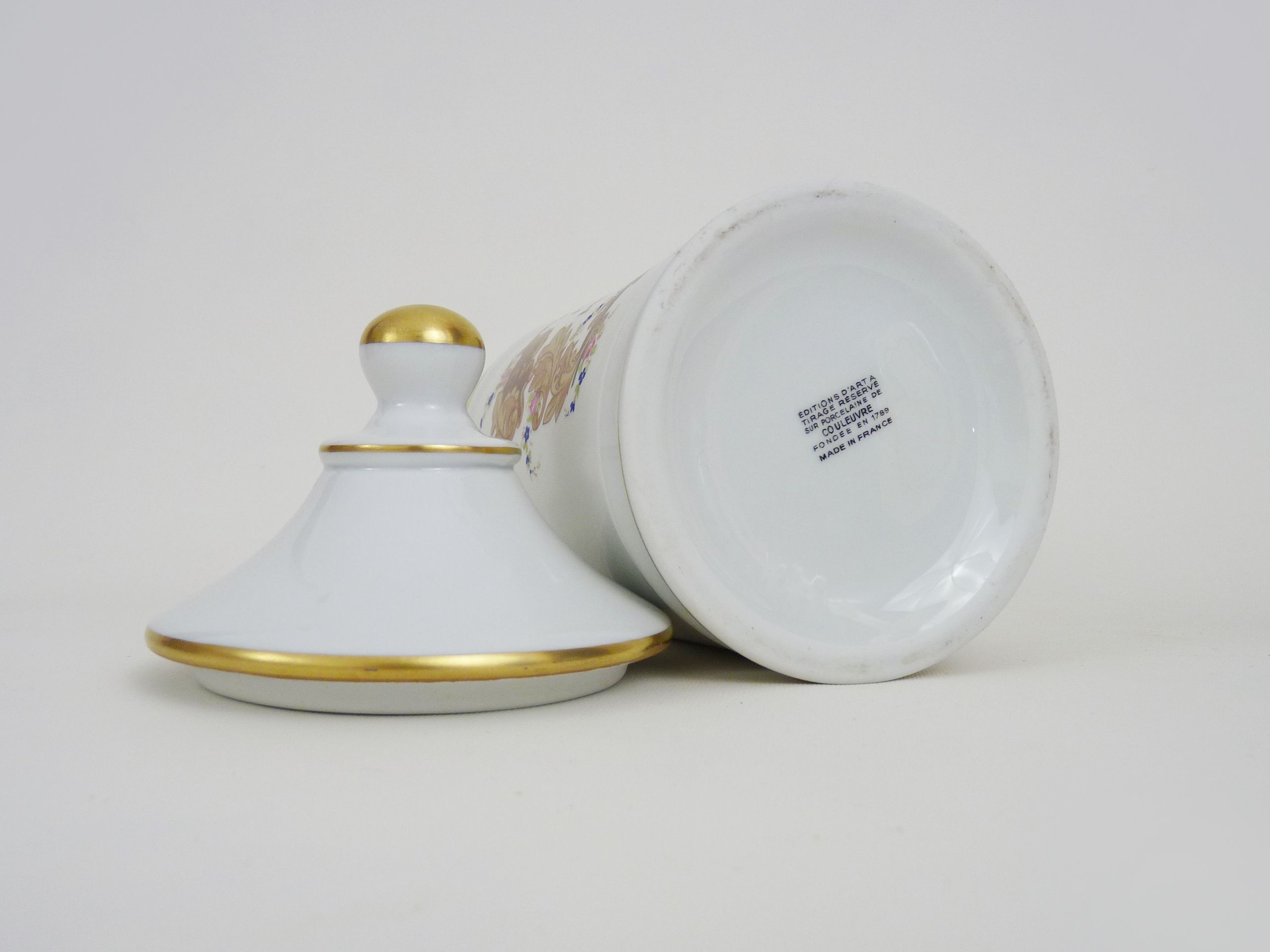 Old apothecary pot, pharmacy pot in snake porcelain, hand painted. Year 60