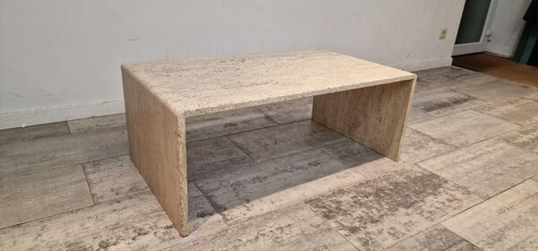 Table basse en travertin attribuée à Up & Up, Italie, 1975