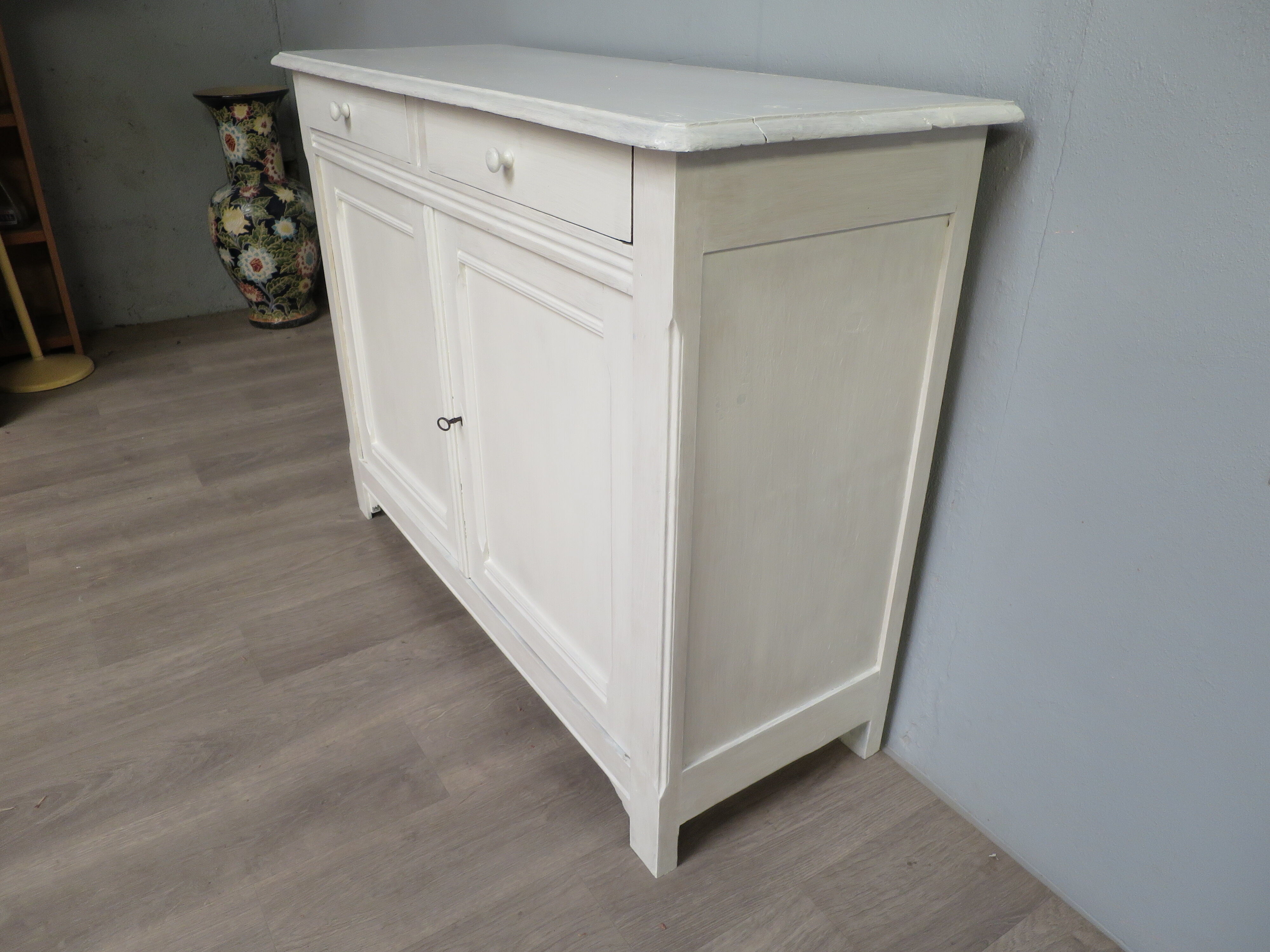 Off-white sideboard with 2 doors and 2 drawers