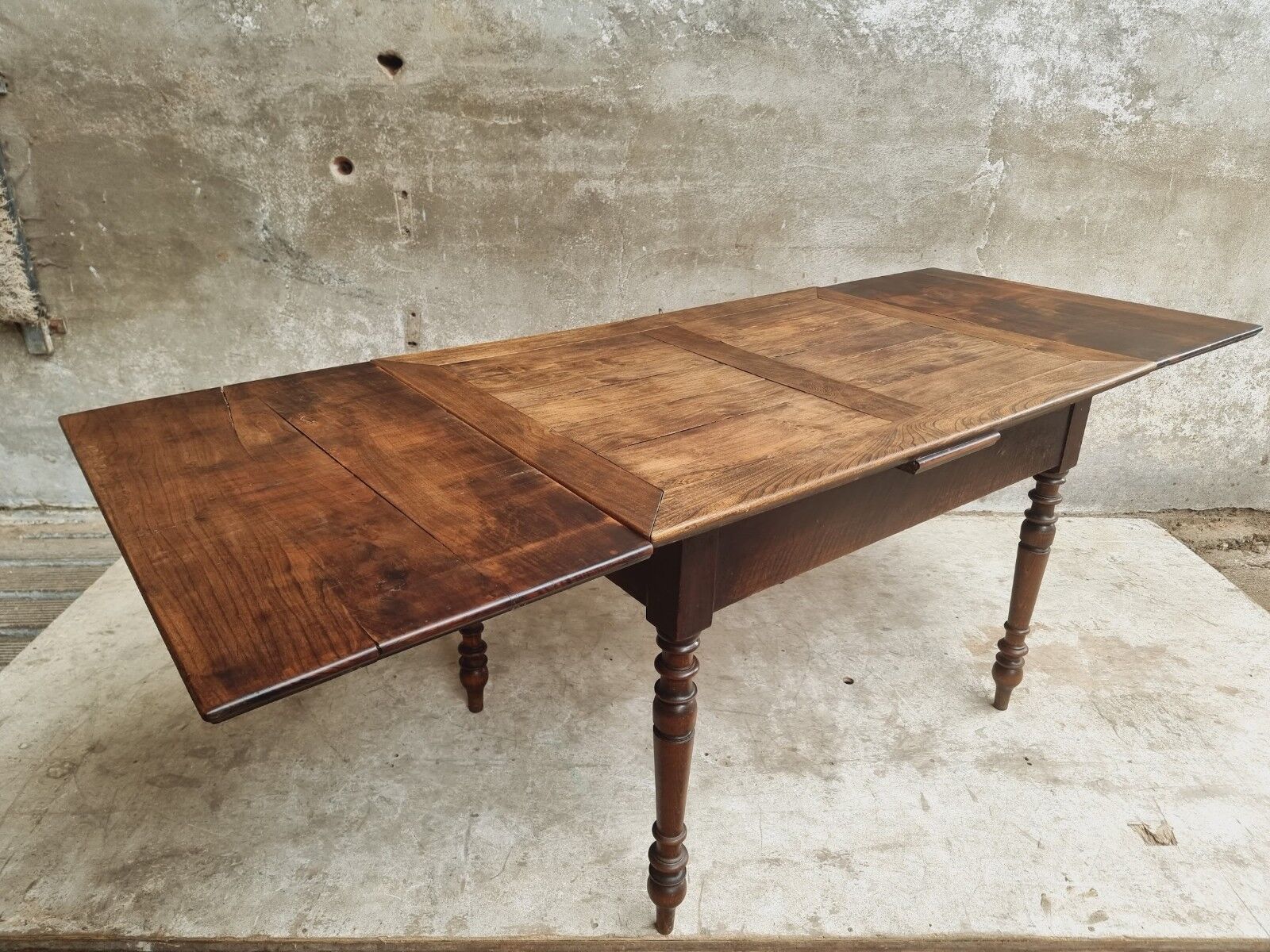 Extendable dining table elm wood