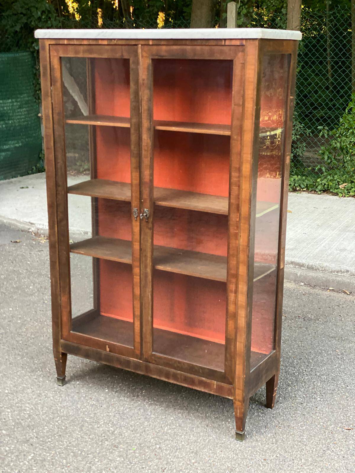 Louis XVI display cabinet in wood and marble from the 19th century.