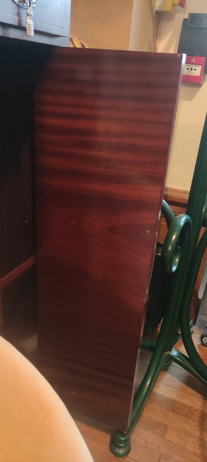 Art deco entrance cloakroom