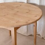 Round table foot spindles