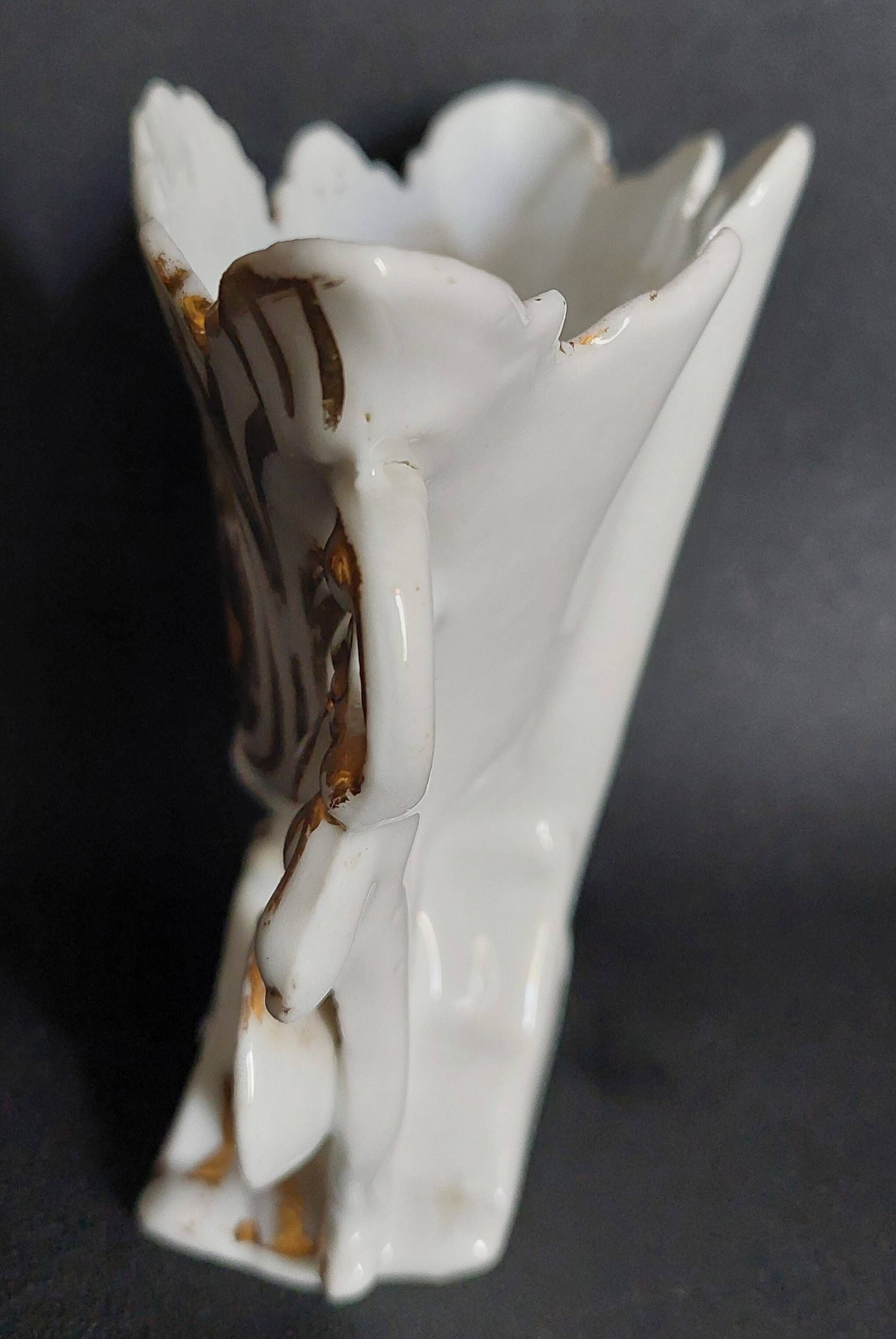 White and gold Paris porcelain bridal vase, late 19th century