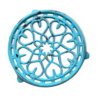 Under the flat mint blue cast