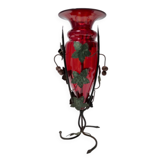 Vase en verre de Murano rouge rubis avec vignes en fer attribuable à Umberto Bellotto