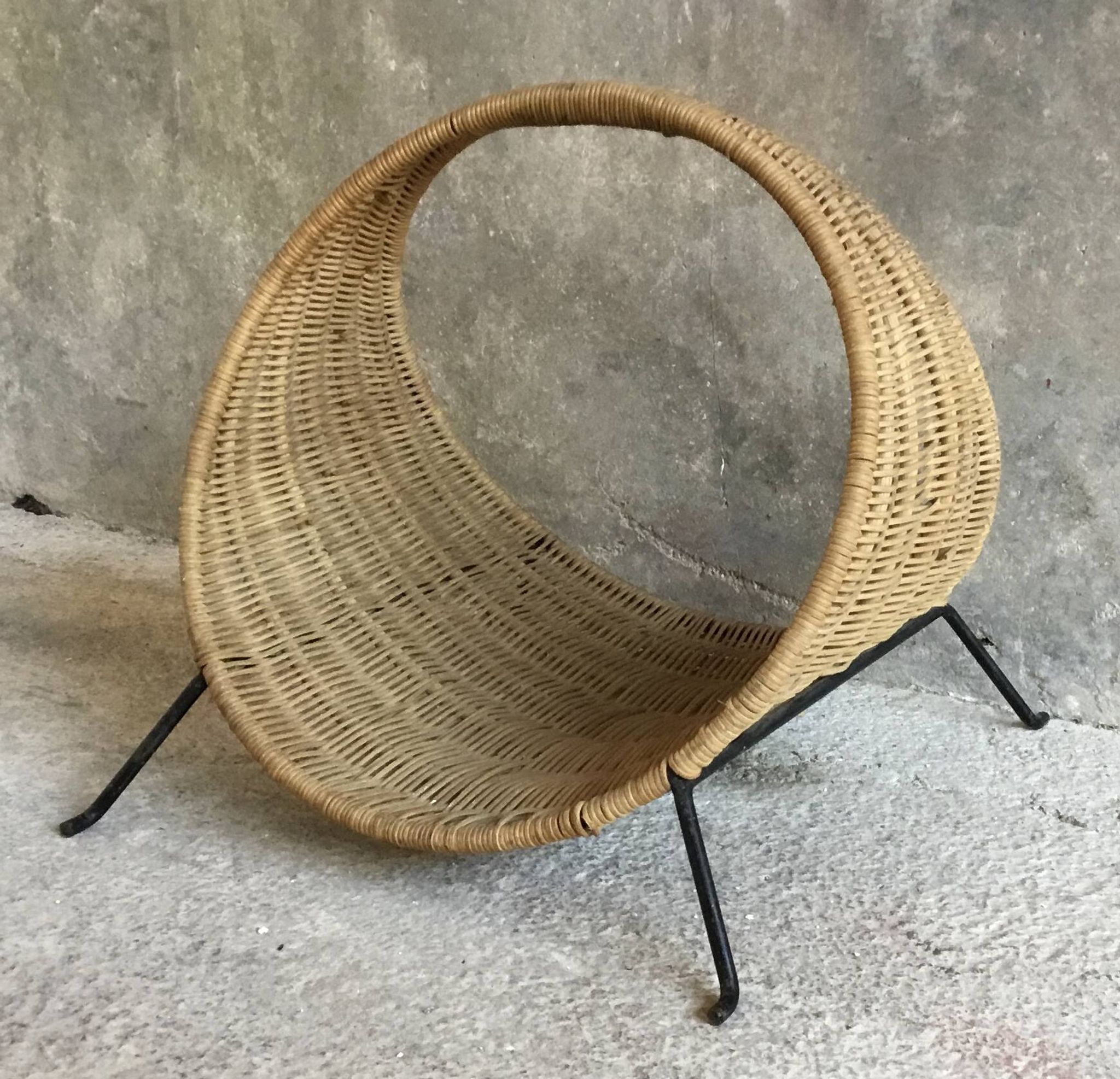 Magazine rack or log holder in wicker and metal - 1950s design