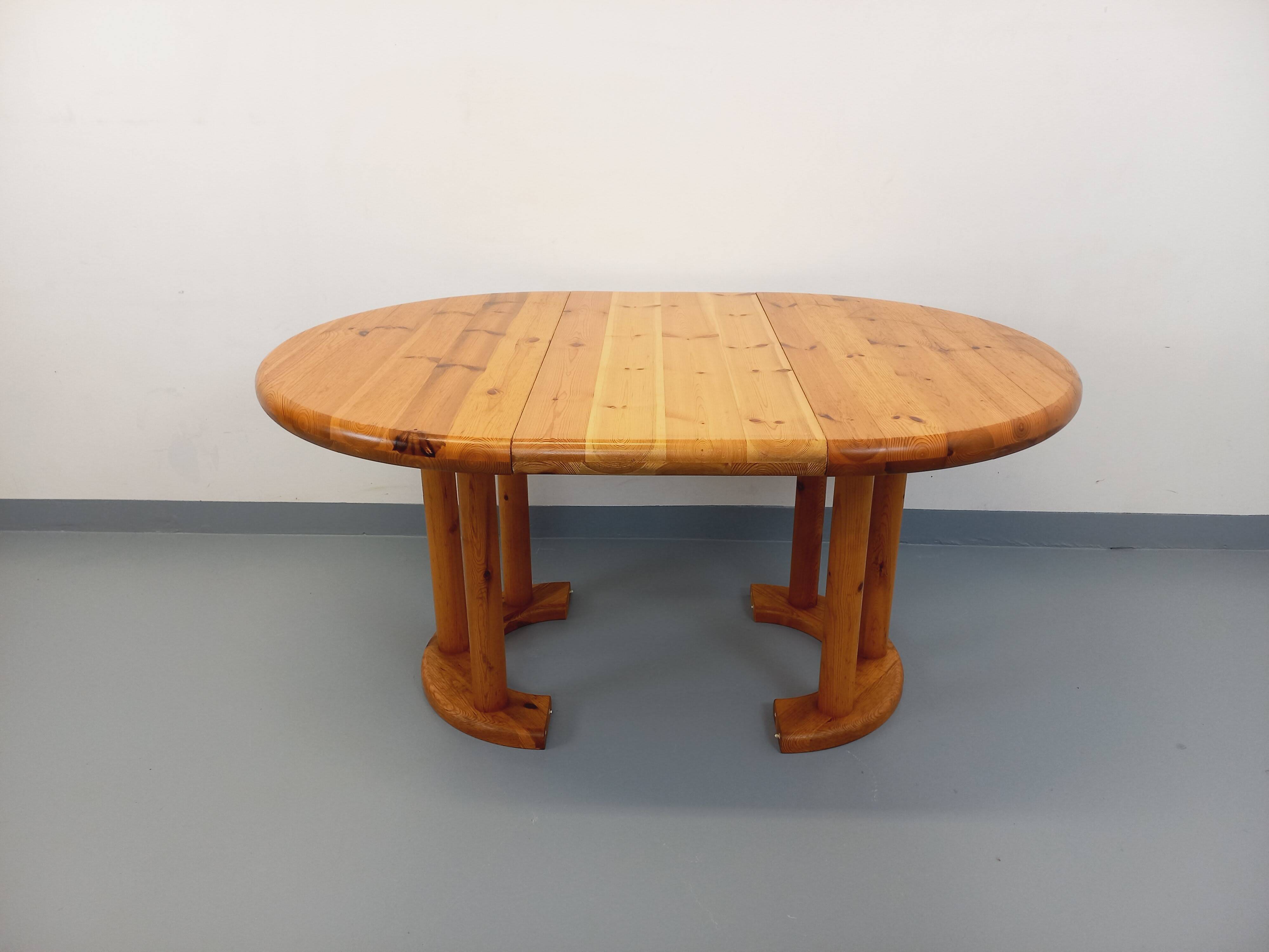 Vintage Scandinavian round dining table by Rainer Daumiller in pine from the 1960s.